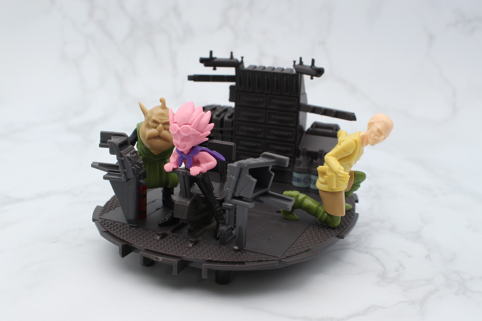 3人のフィギュアを所定の場所に取り付ける。ラオを固定するためのダボ穴は2つあり、立ち位置を変えられる
