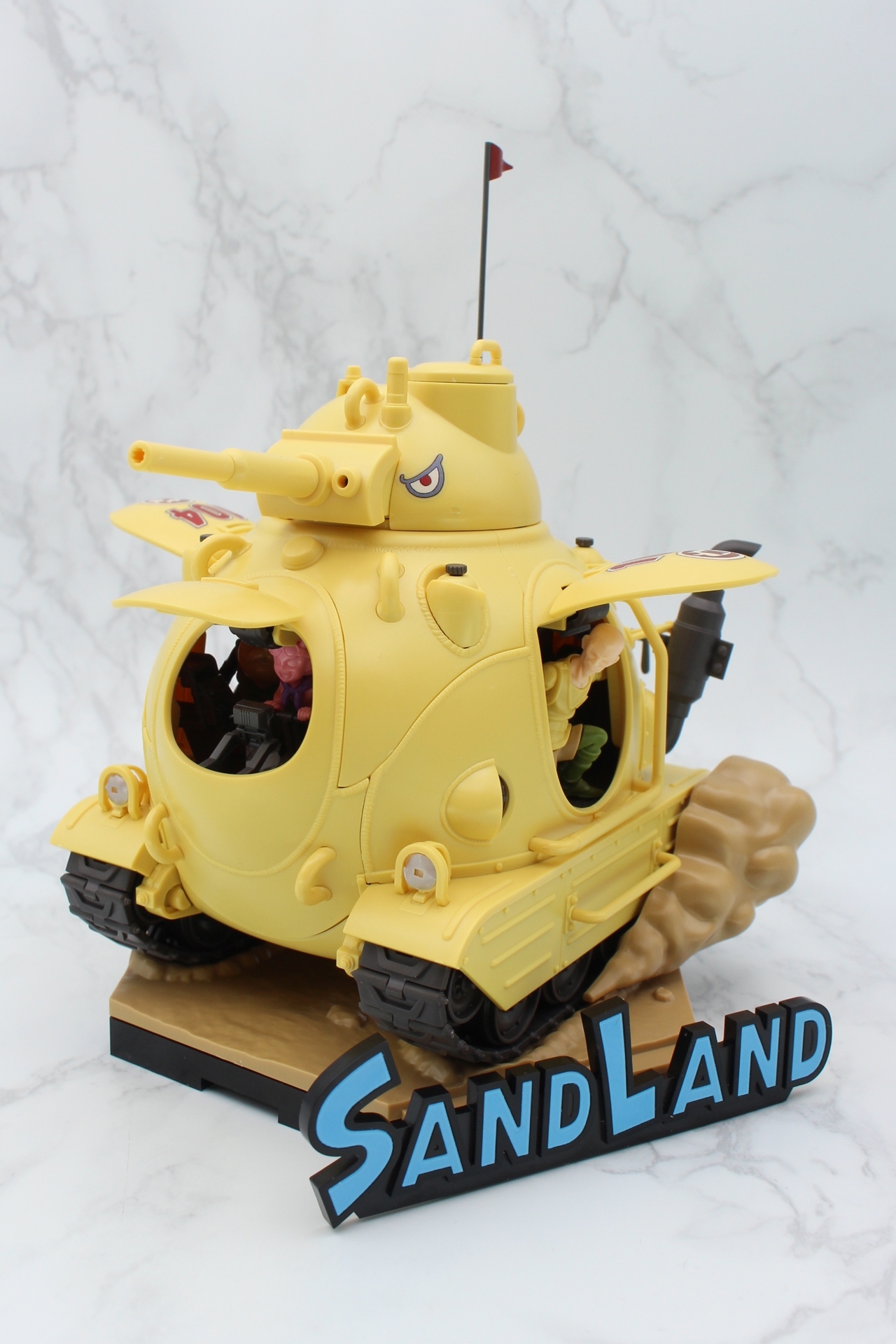 「1/35 サンドランド国王軍戦車隊104号車」前面。台座、旗ポールを含まない全高は約110mm