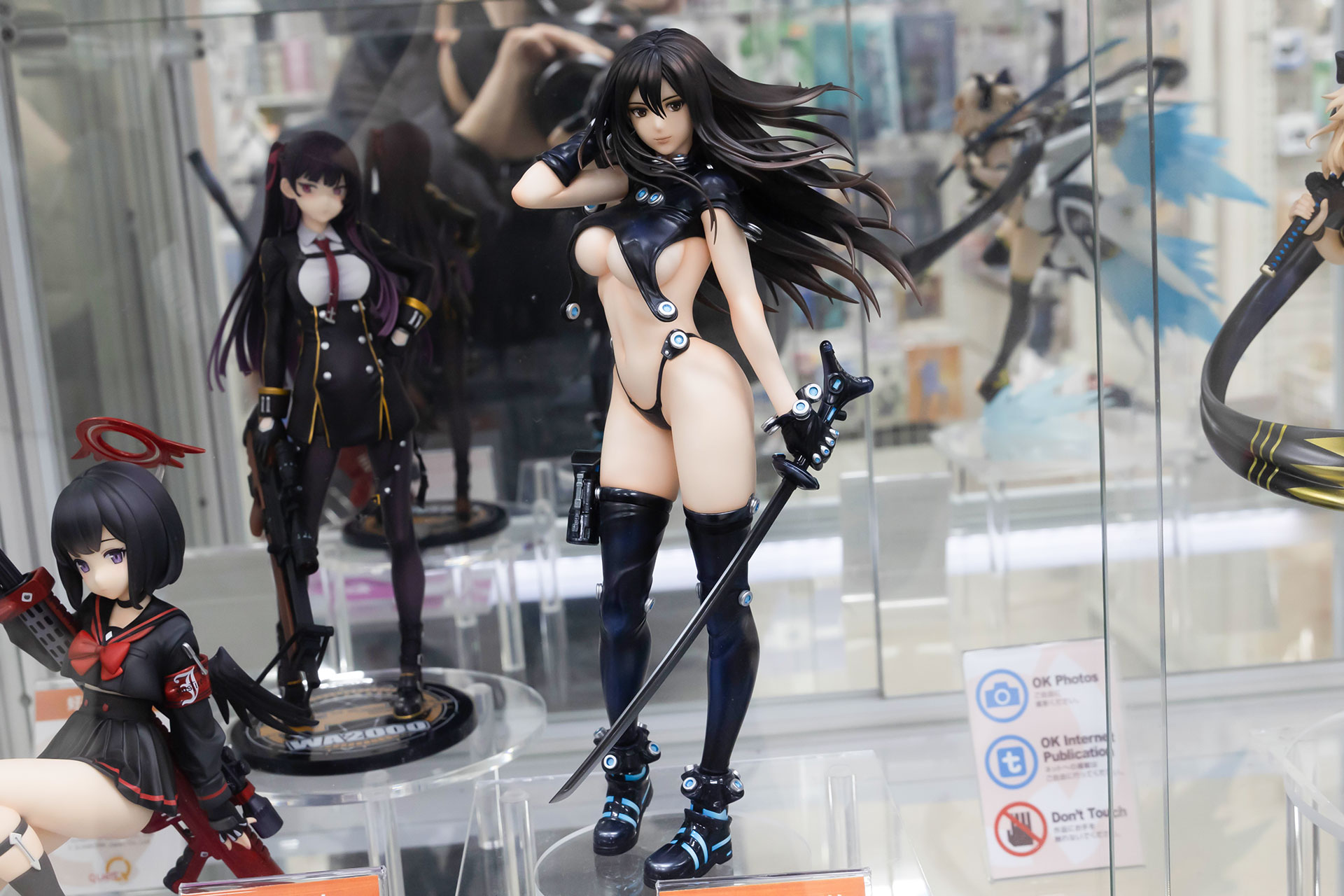 フィギュアの素材はPVCと一部ABSが使われている。全高は約250mmだ