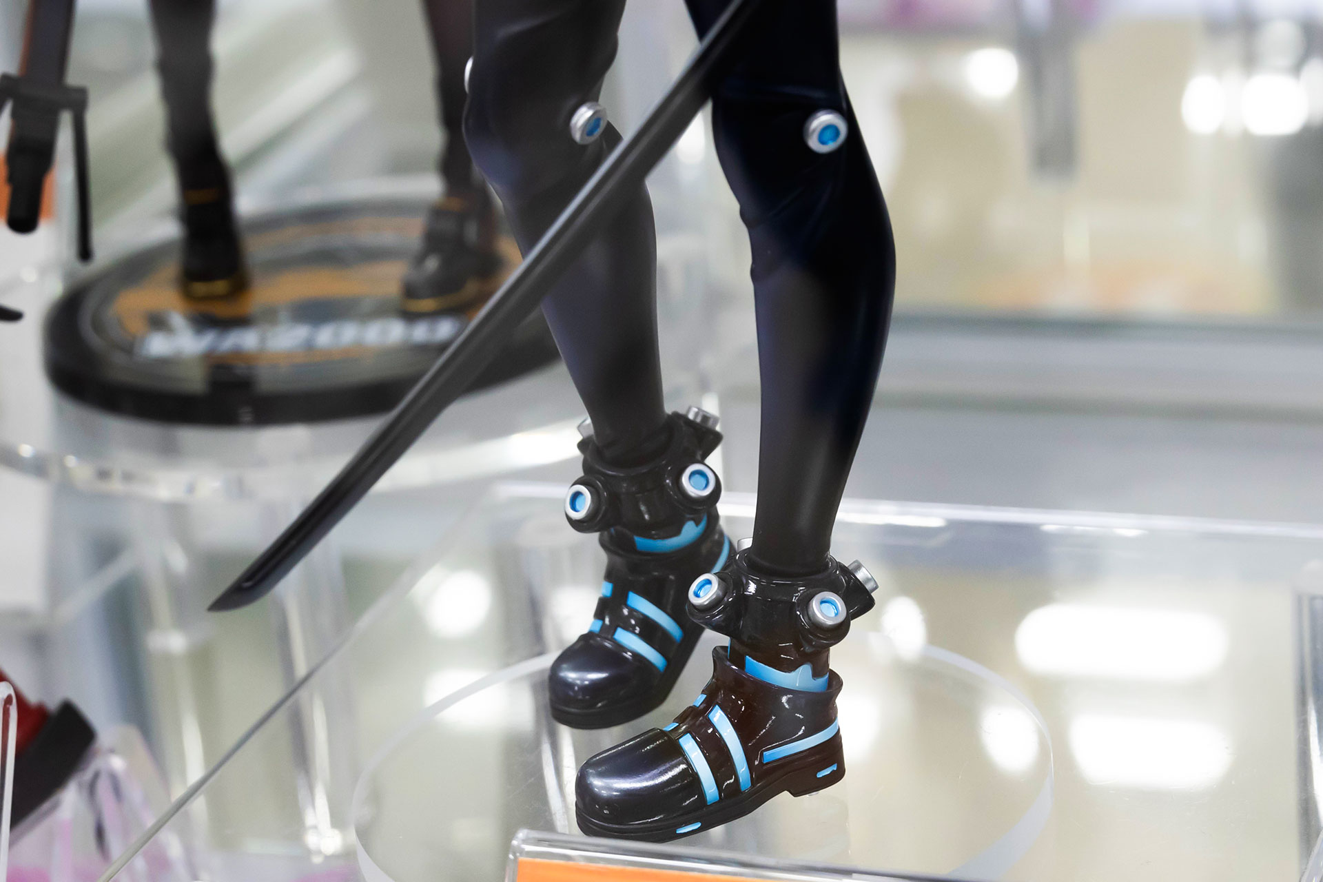 スーツ全体にもいえるが、ブーツは黒を基調としたサイバーなデザインだ