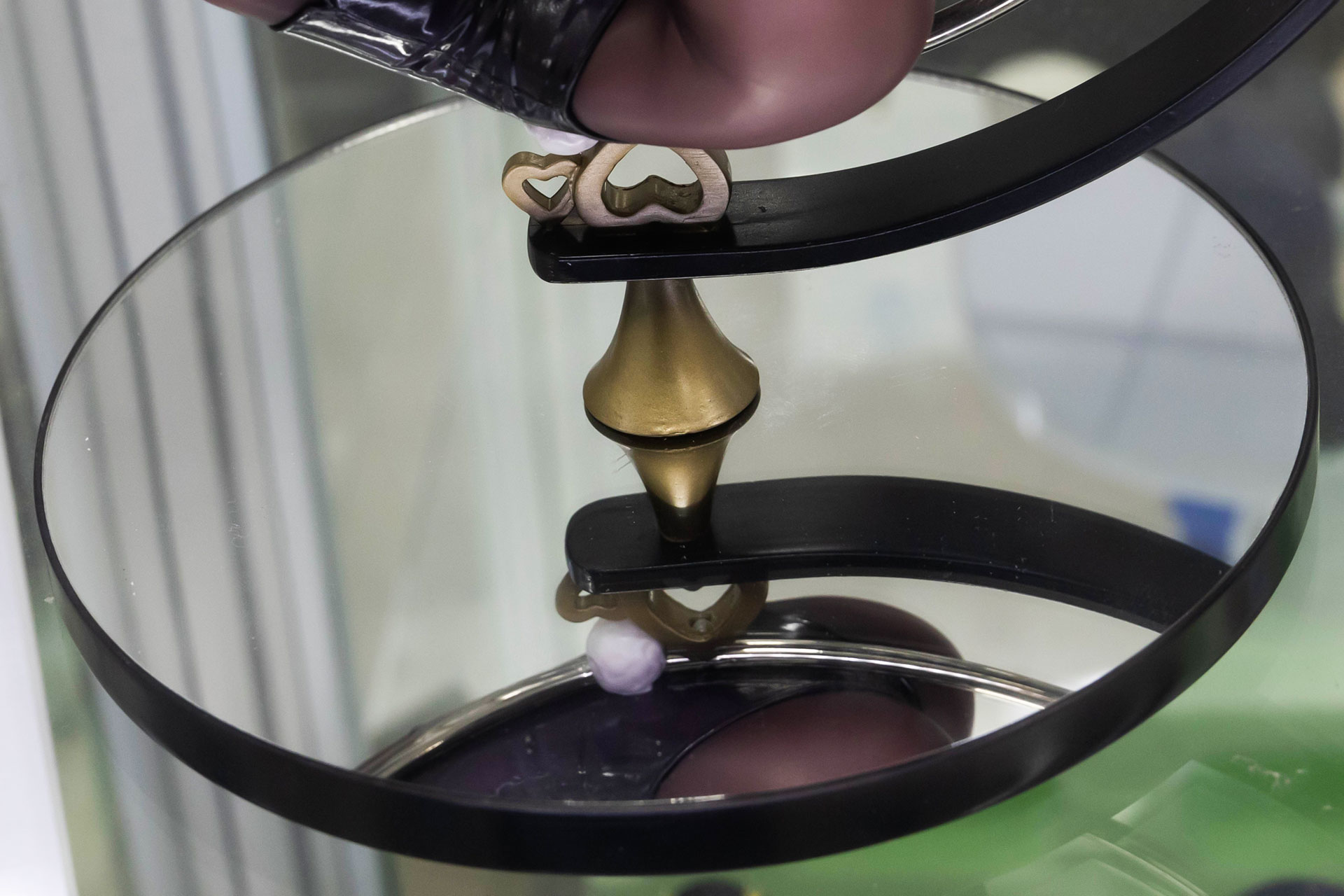 台座は鏡面仕上げになっている