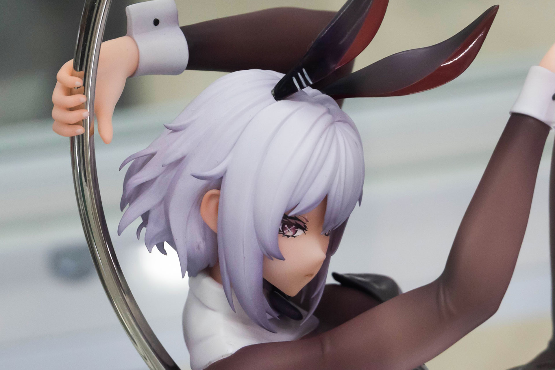 薄紫のショートヘアの隙間から耳が少し出ている