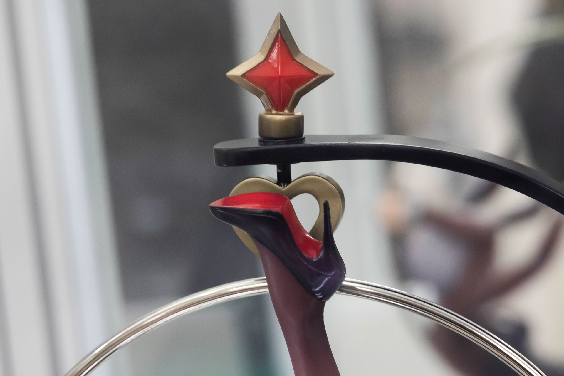 円環の上部には星を模ったような飾りが付けられている