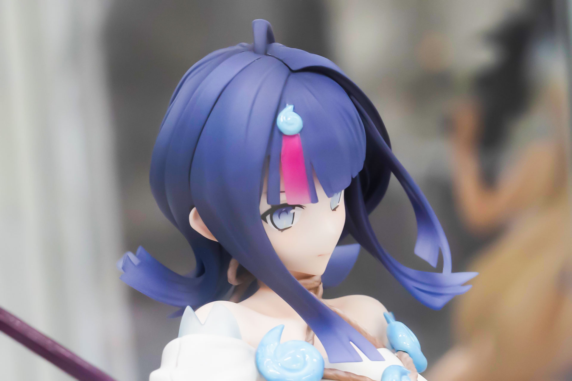 髪には胸元と同じアクセサリーが付けられている