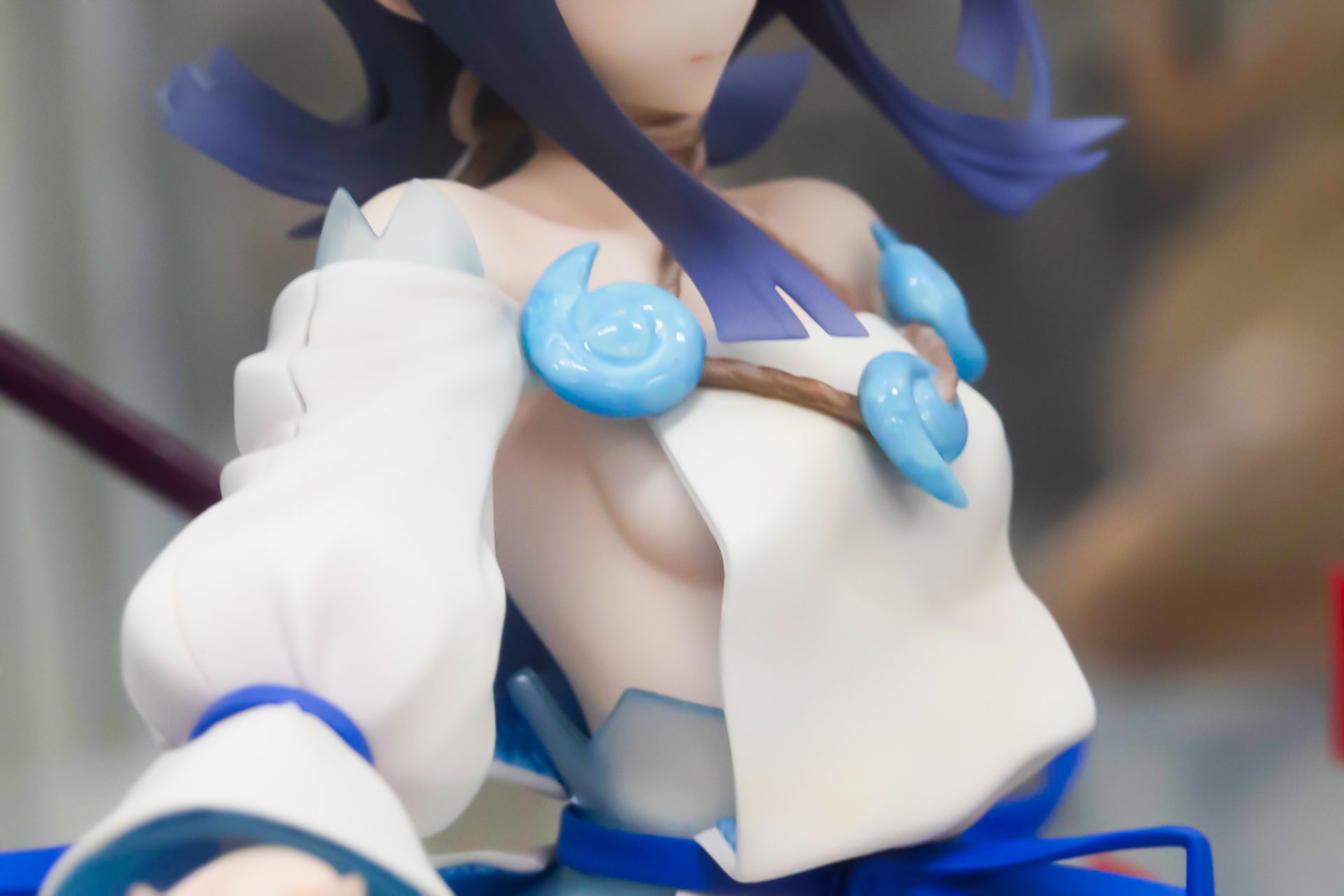 衣装は側面がぱっくり開いており、セクシーなスタイルだ