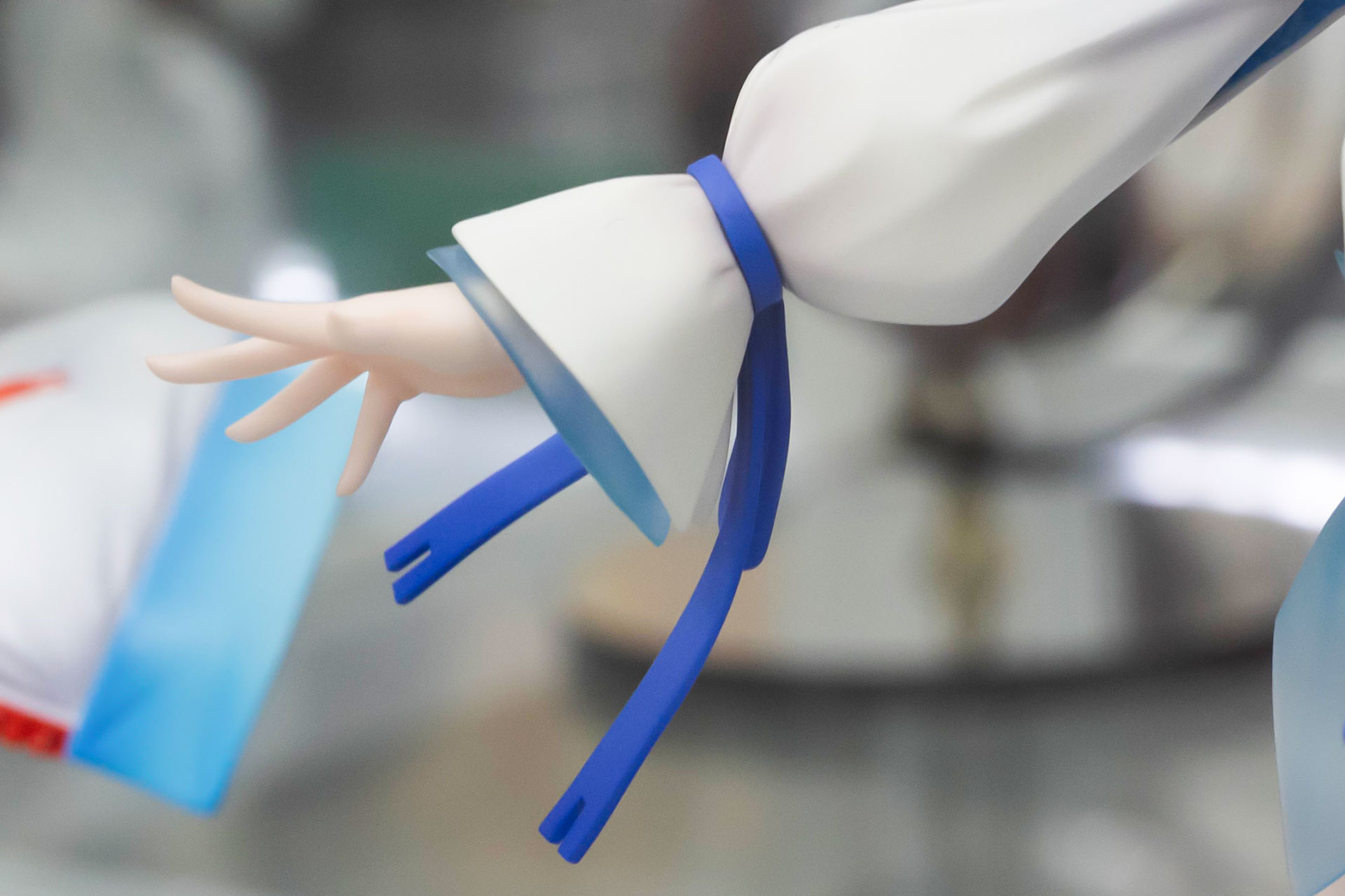 手首の辺りには青い紐が付けられている