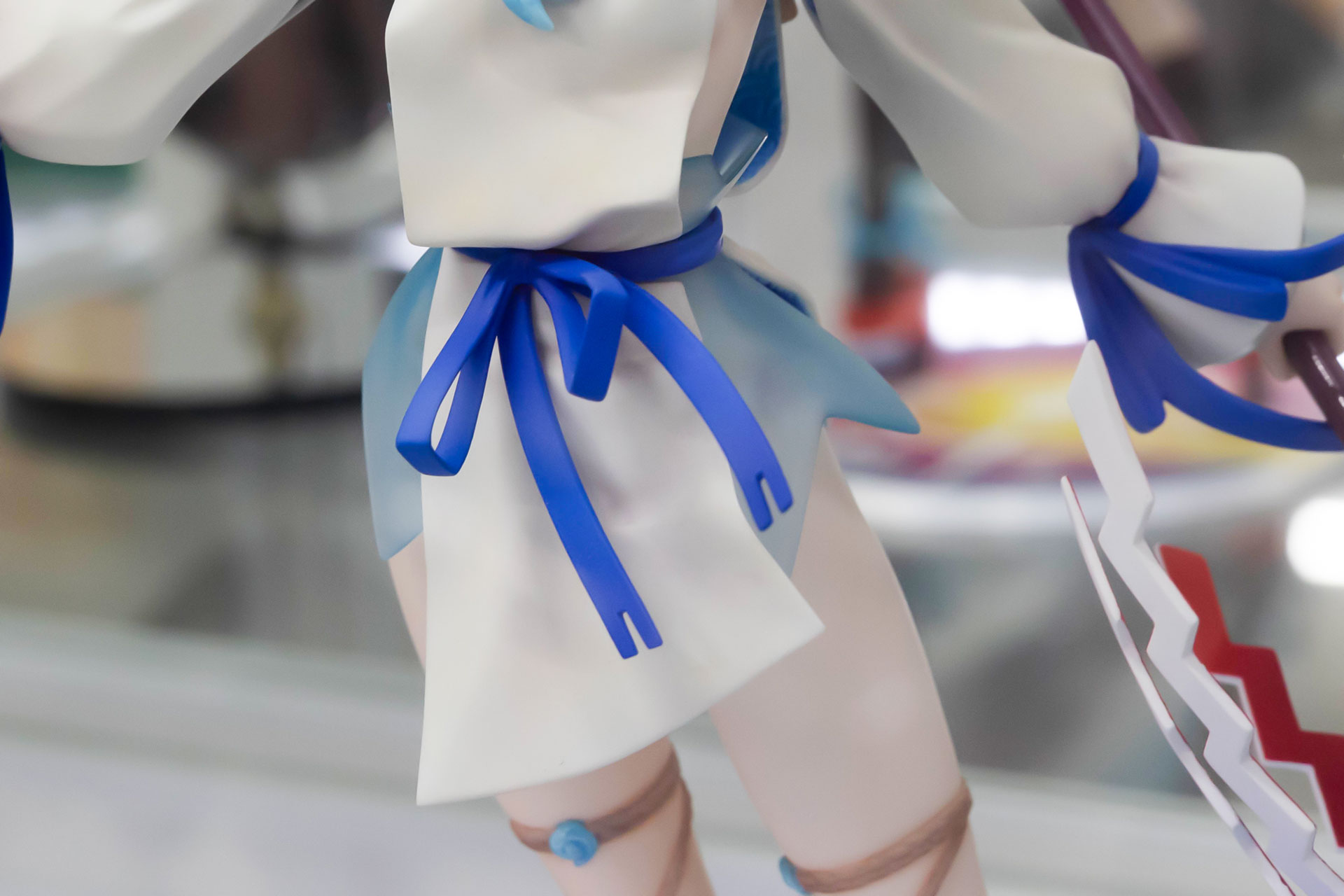 白地に青い紐、そしてクリアパーツを使った透明生地の組みあわせが素晴らしい