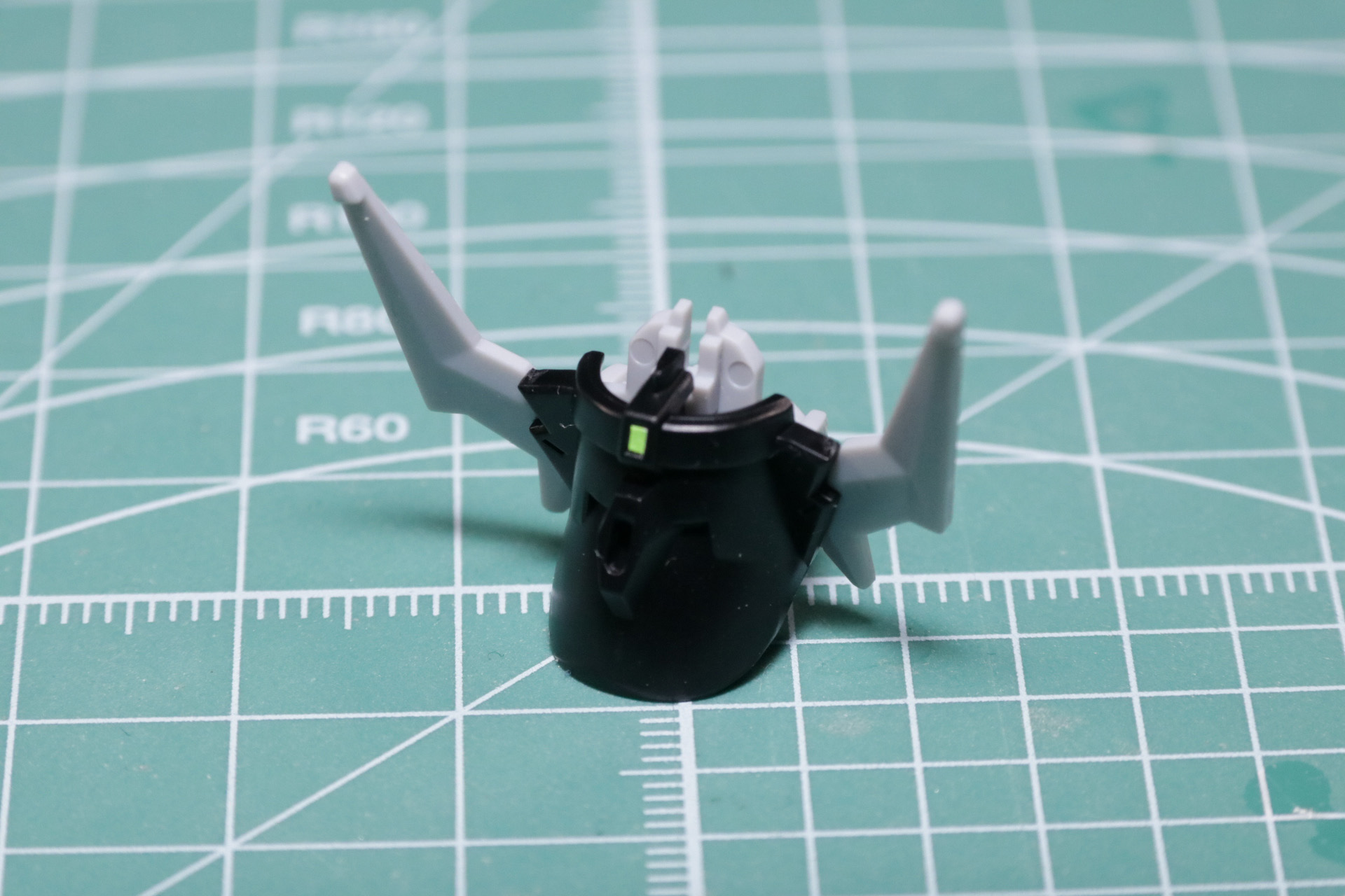 後頭部のカメラはシールで表現。小さいのでピンセットで貼るのがオススメ