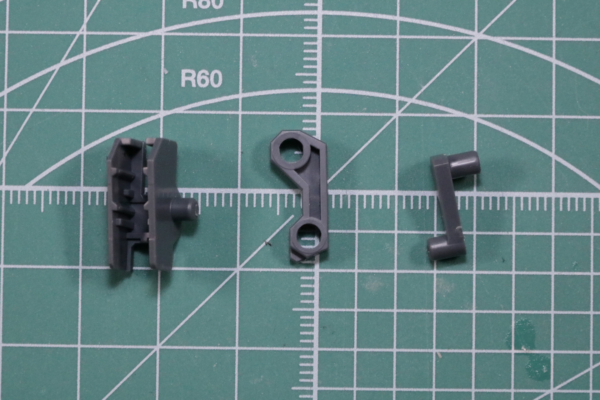 大剣のマウントパーツは3軸ありフレキシブルに可動。バックパックの左側に装着できる
