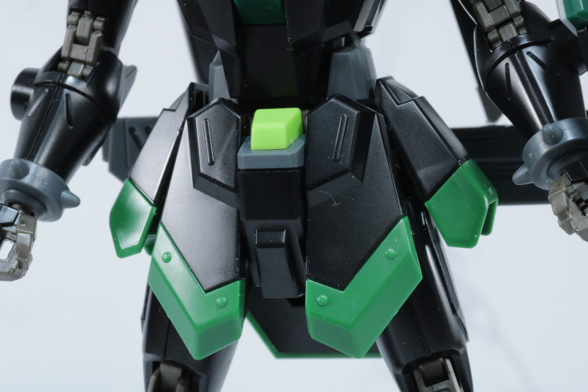 腰部アーマーもボリューム感ある造形