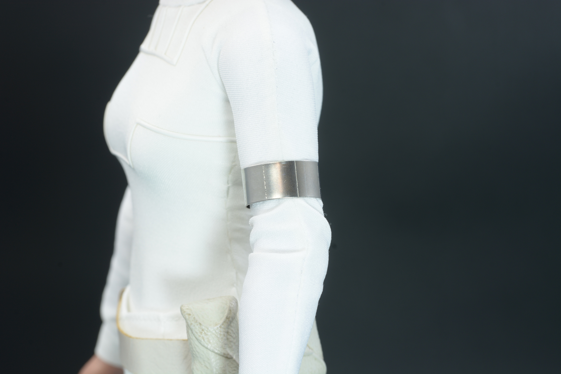 上腕の銀の輪は金属が使われている