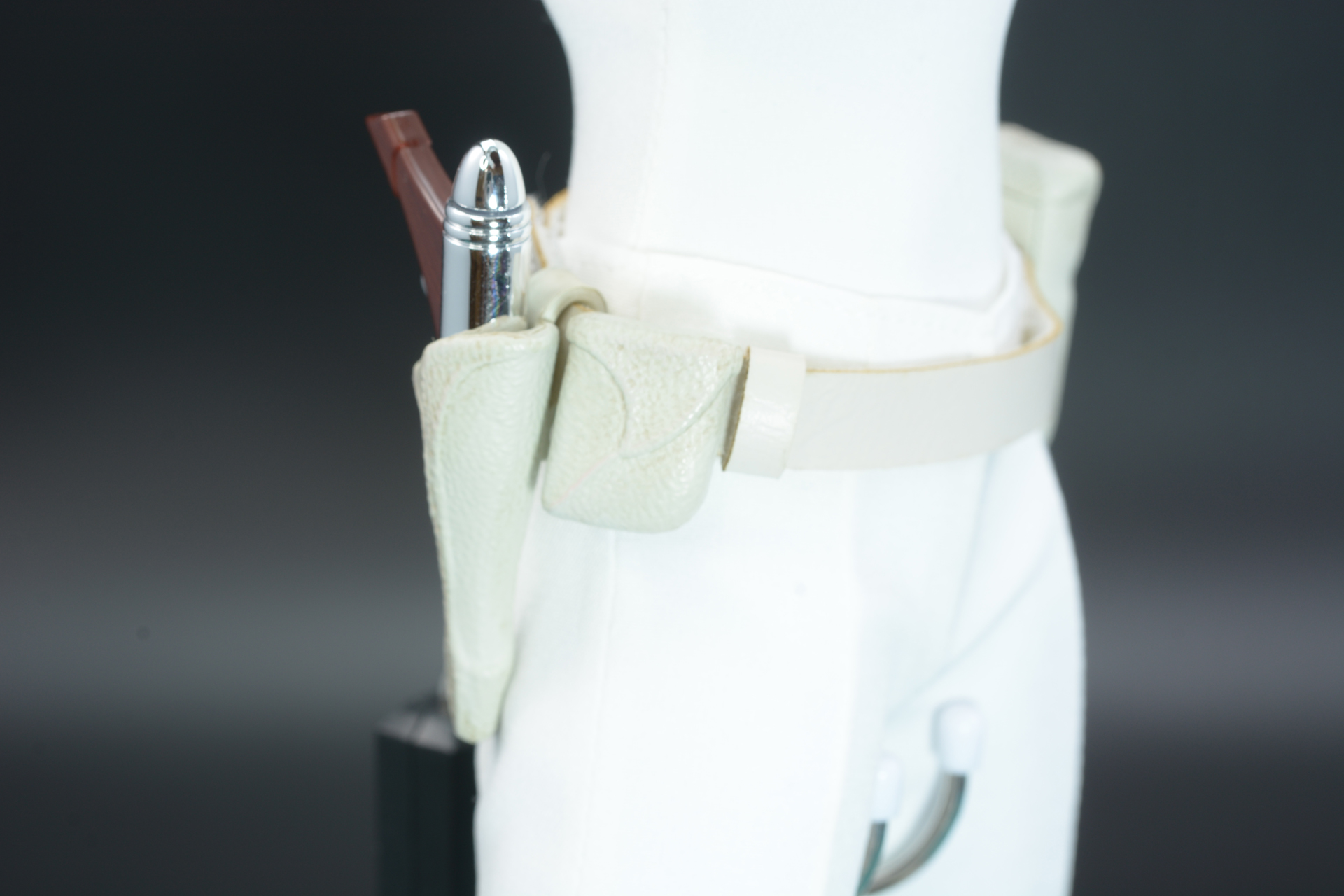 合成皮革でのベルト。ポーチなど作りは細かい。どんなものが収められているか気になる