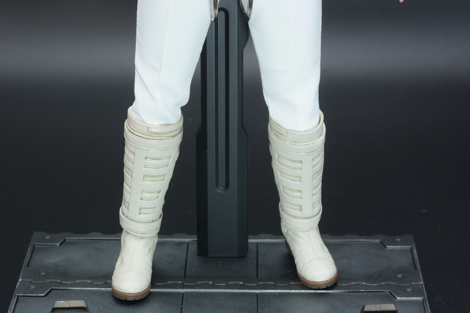 ブーツも合成皮革が使われていて質感が良い