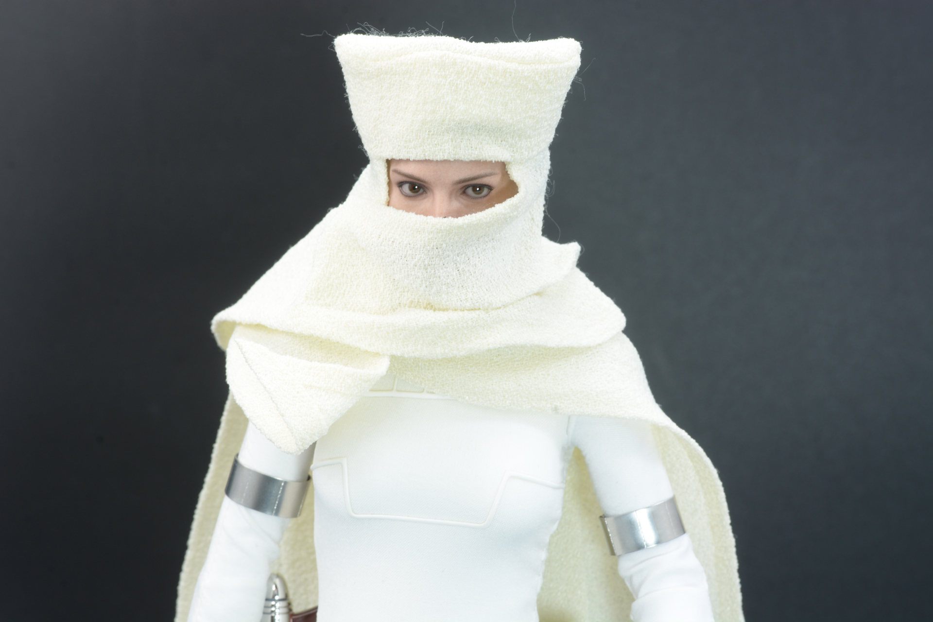 右頬に磁石があり、口元を隠せる