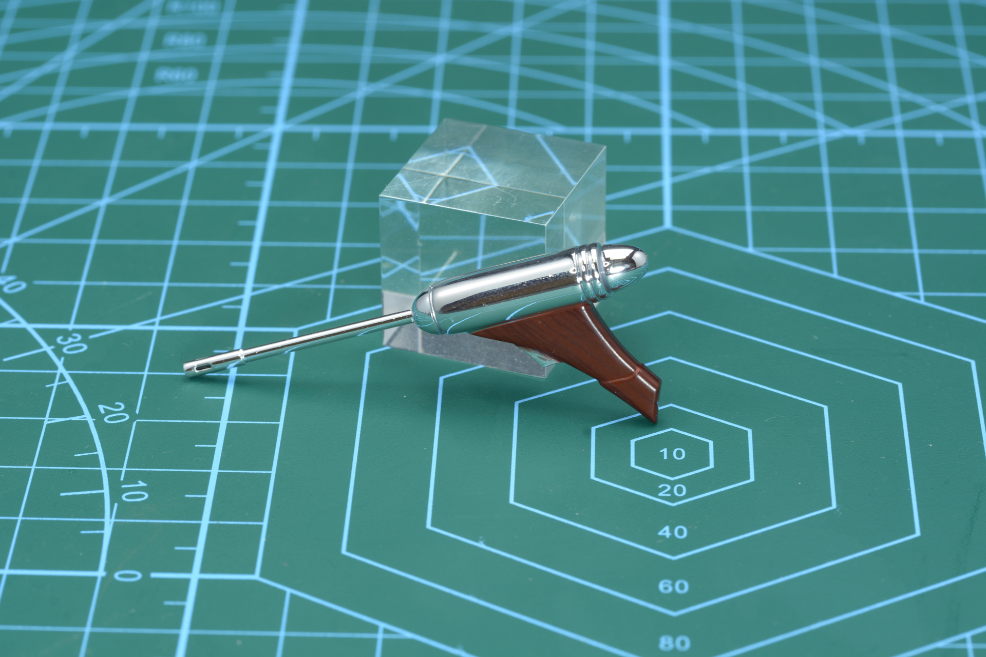 優美な雰囲気もあるブラスター・ピストル。銃身は伸縮する