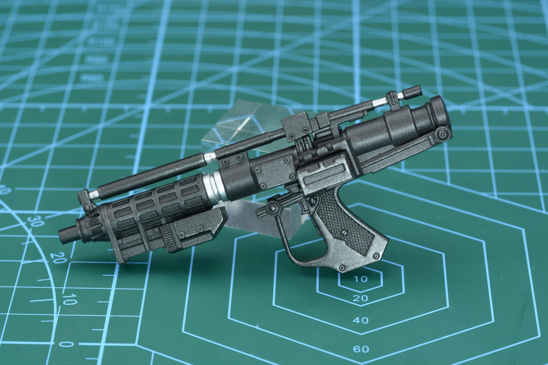 バトル・ドロイドが使用する大型のブラスター・ライフル。ごつい外見だが、女性でも片手で扱える扱いやすい武器だ