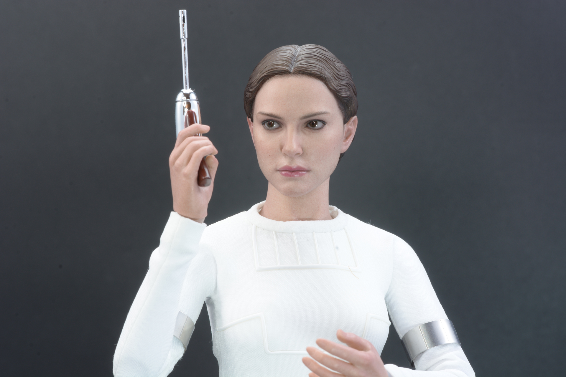 バトル・ドロイドが使用する大型のブラスター・ライフル。ごつい外見だが、女性でも片手で扱える扱いやすい武器だ