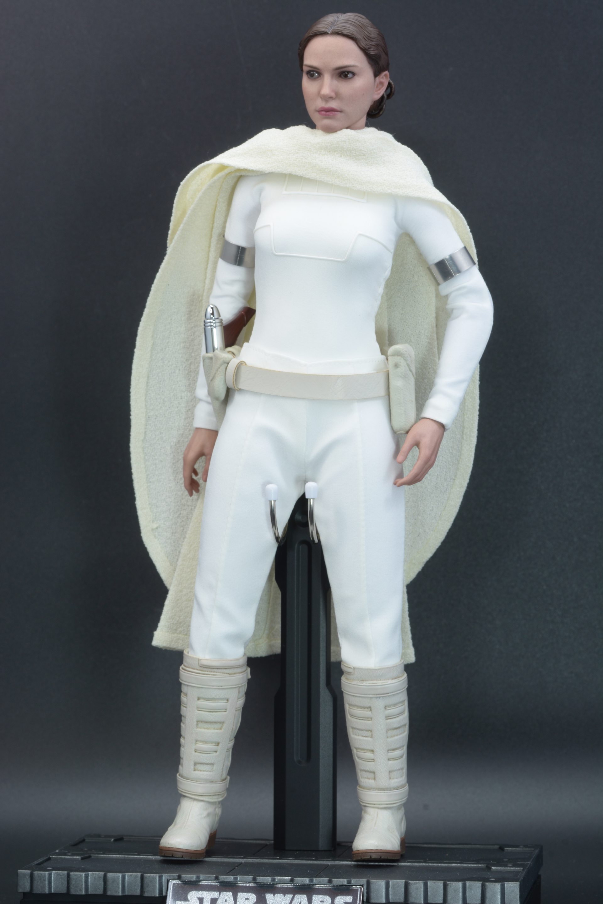 ふわりとした雰囲気のマント。ドレープ(しわ)がかっちりしていているので、しっかりフィギュアがまとえる