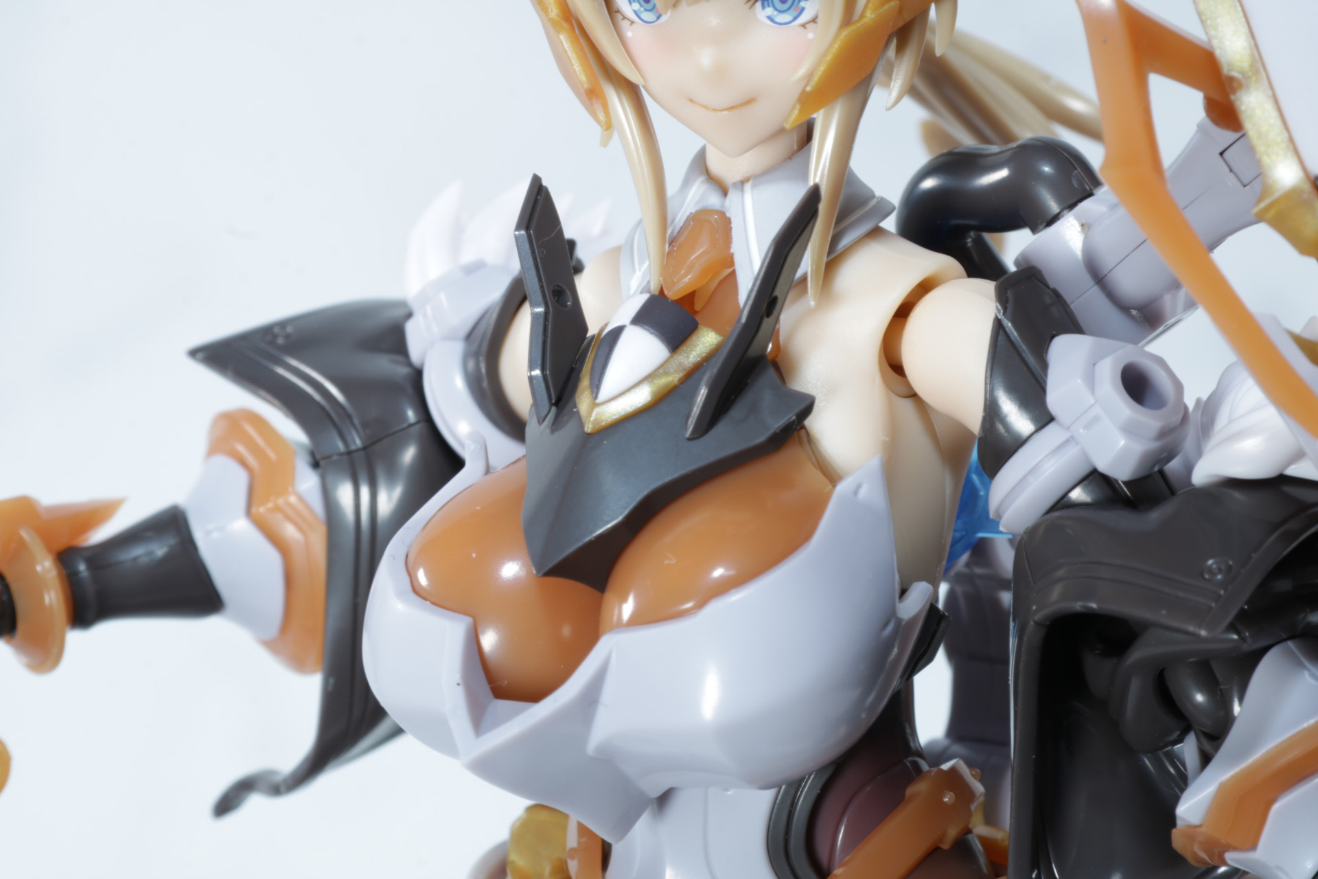 胸元は鎧で締め付けたような細かな造形表現が取り入れられている