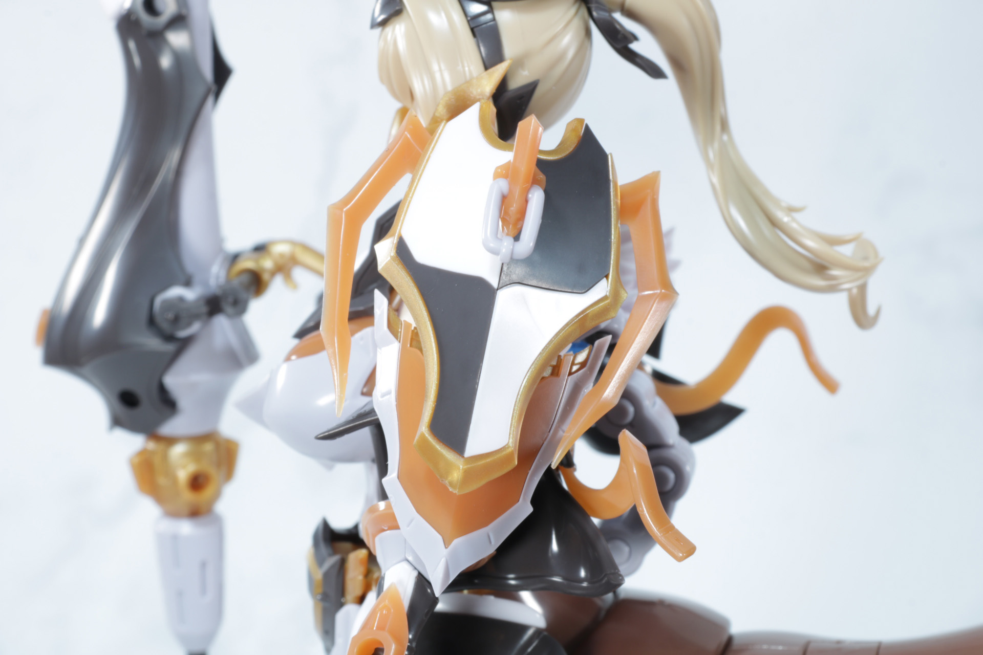 印象的なチェッカー模様のシールド