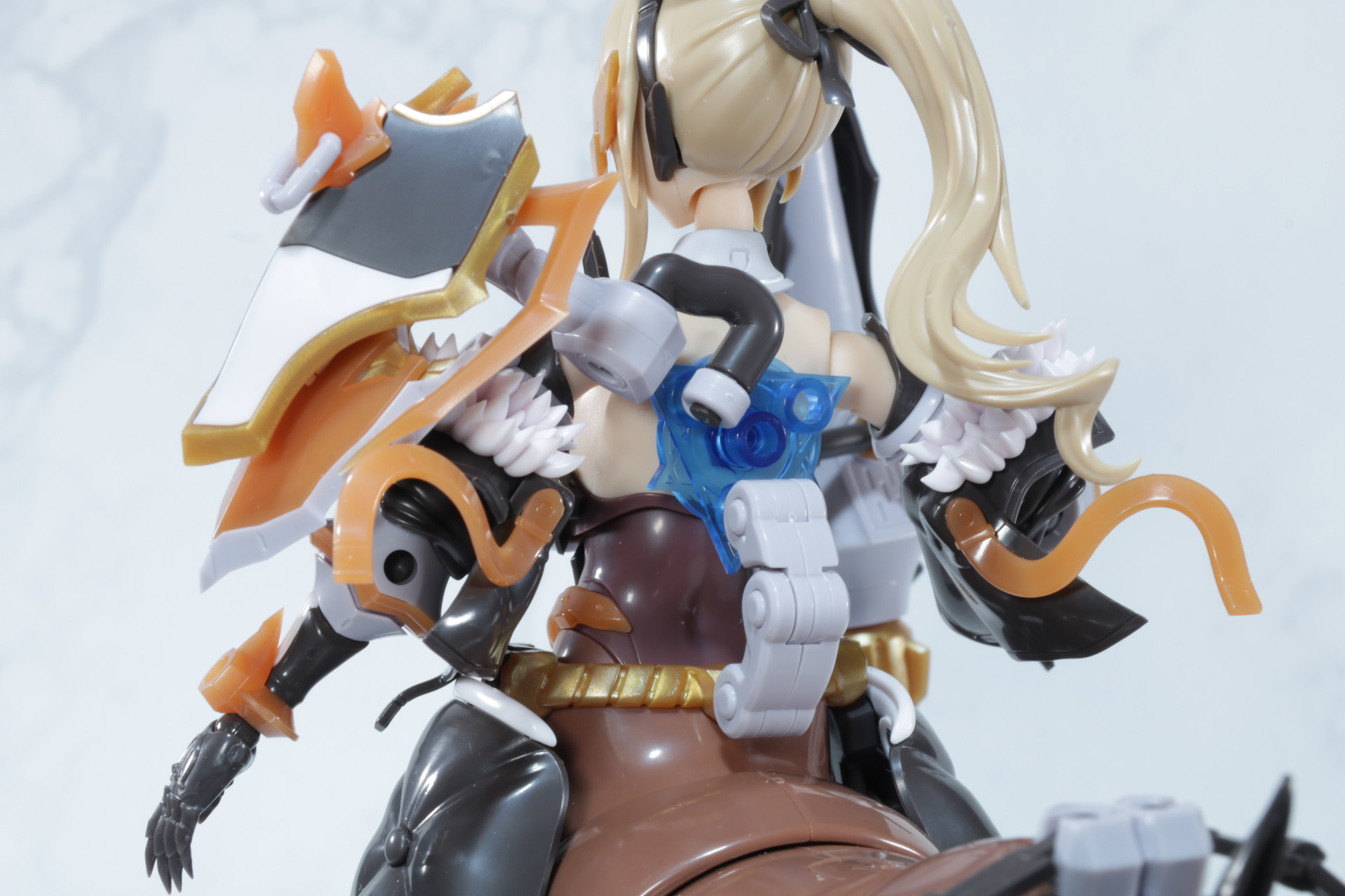 背中は補助パーツやアームでパーツ密度が高い