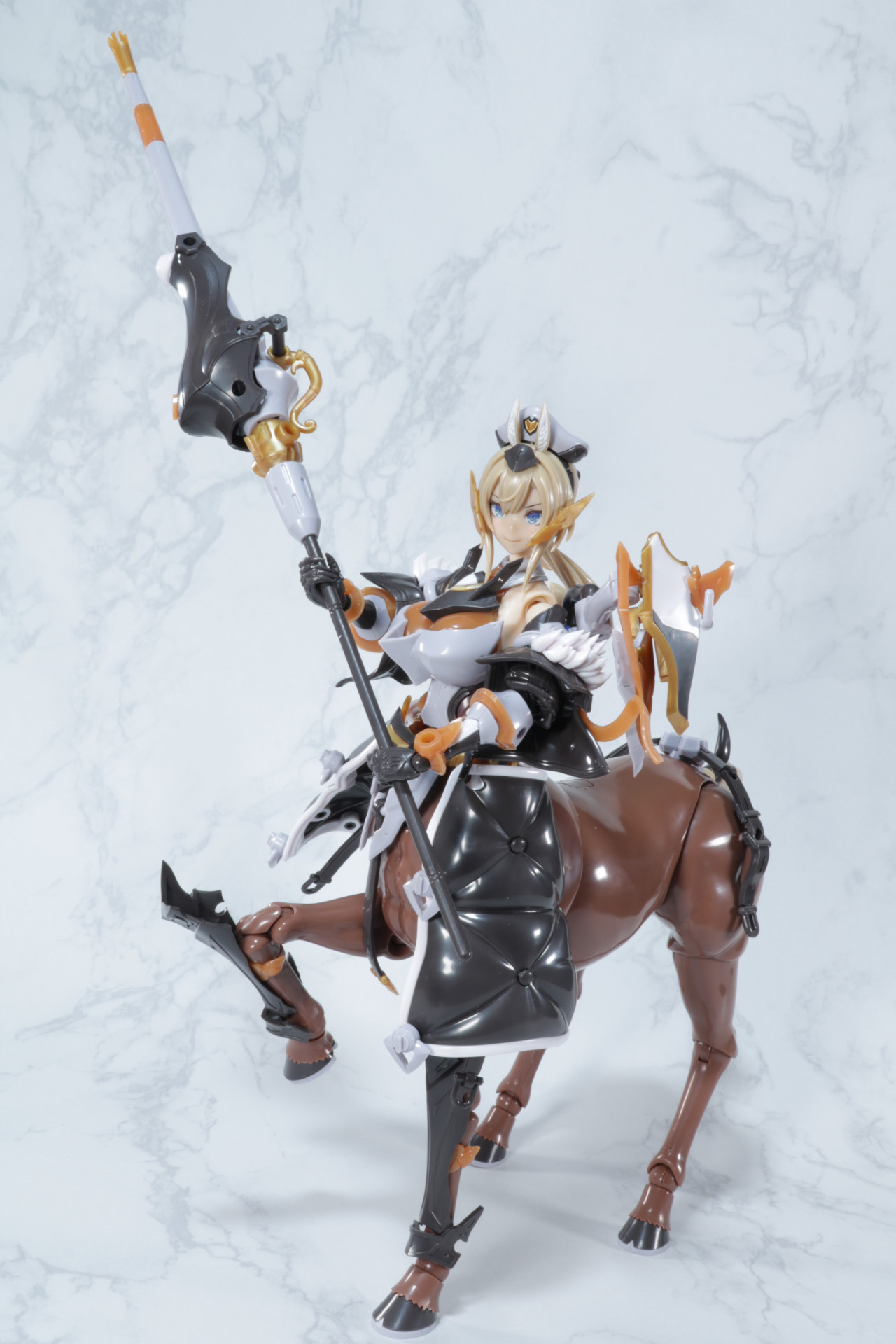 ランスを高く掲げて行進