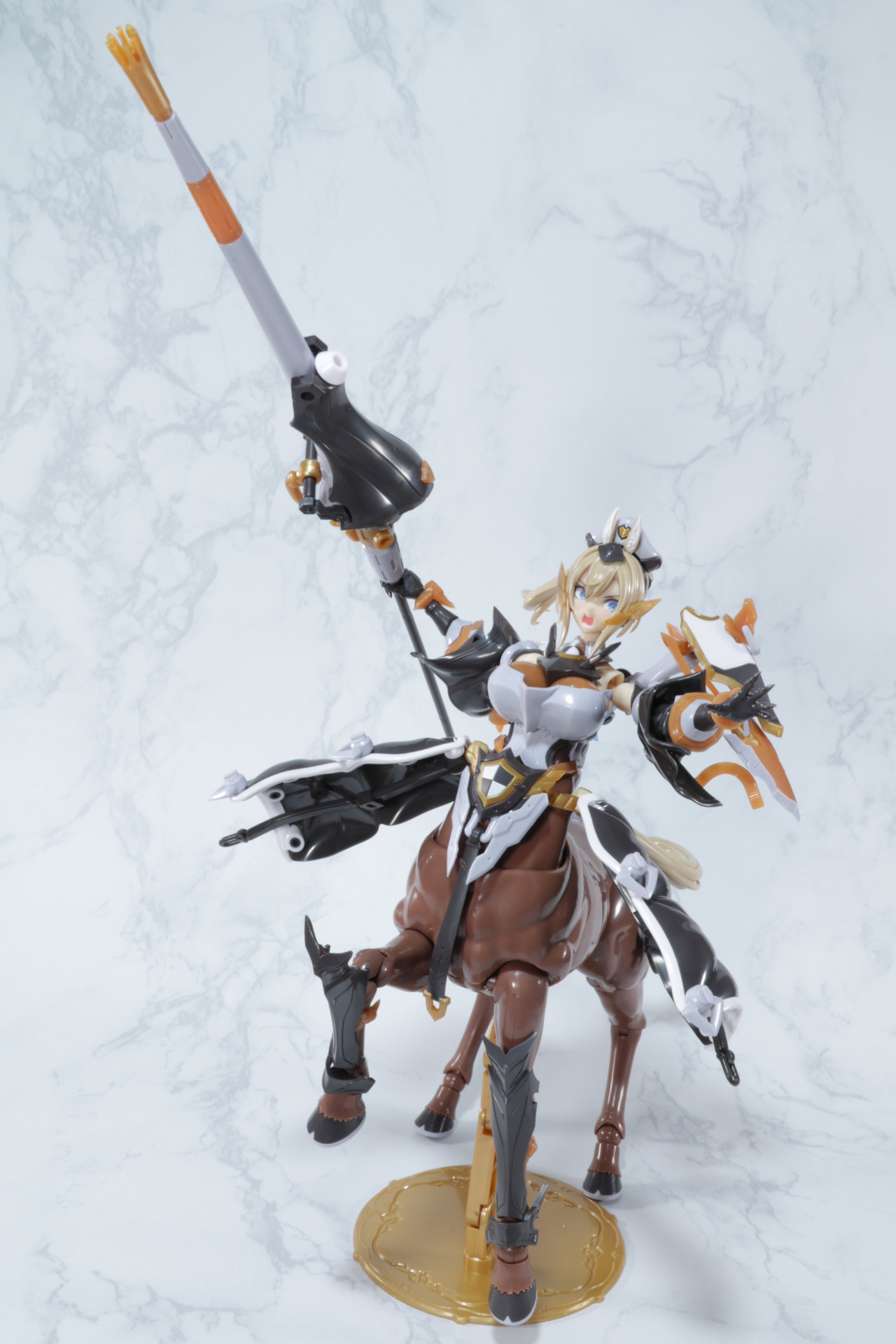 戦いになればランスを軽々と持ち上げ突撃する