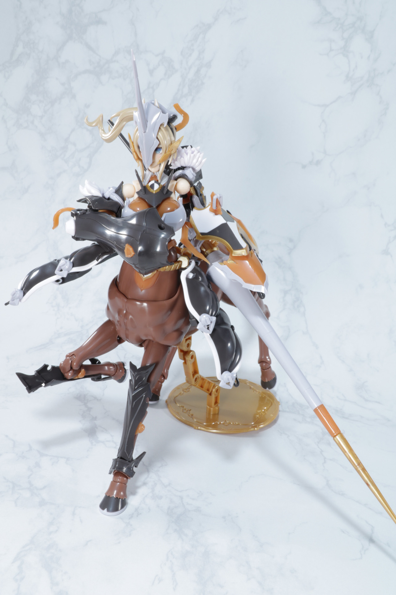 パーツの組み合えて、兜をしたような雰囲気にもできる