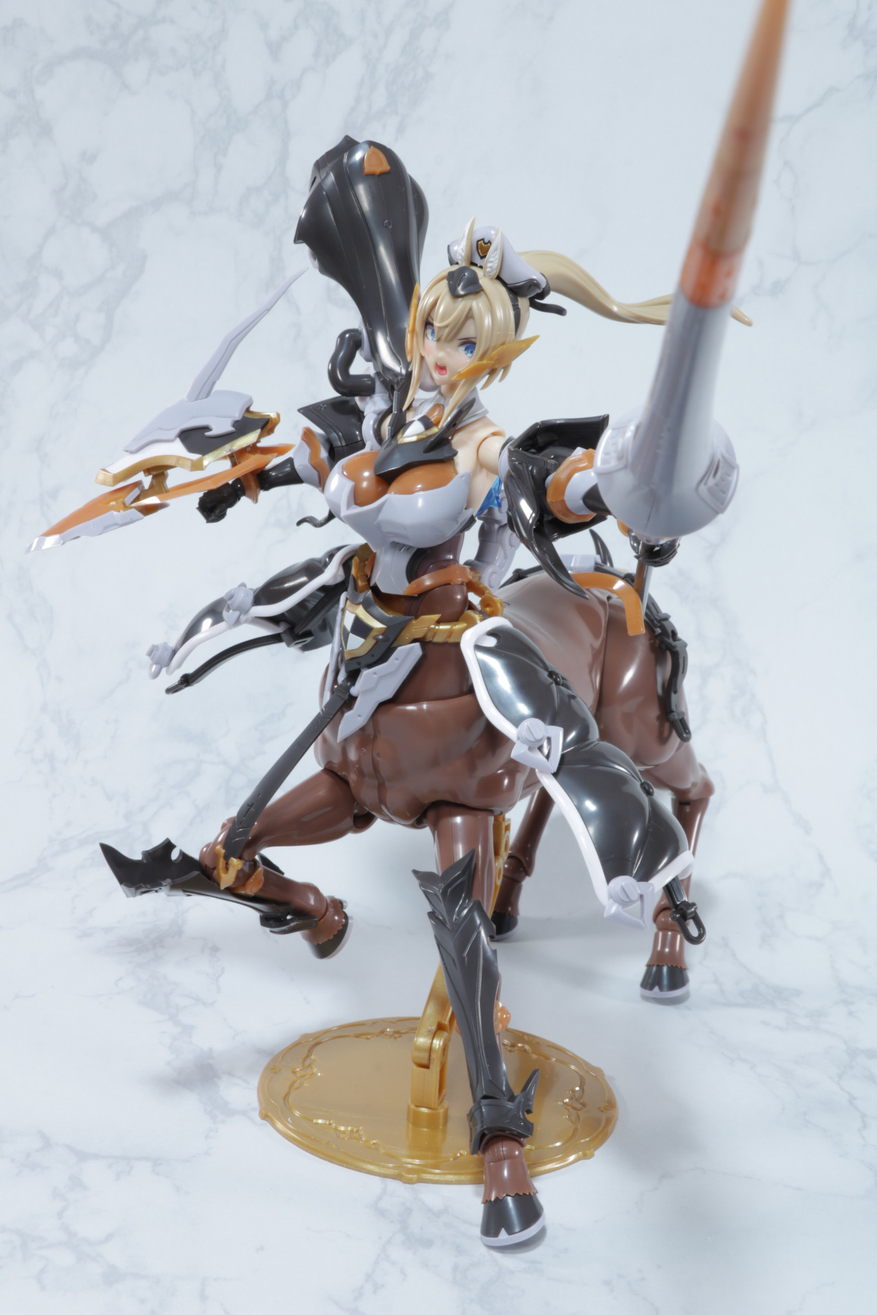 ランスのパーツやシールドを組み替えれば新たな形態も作ることができる