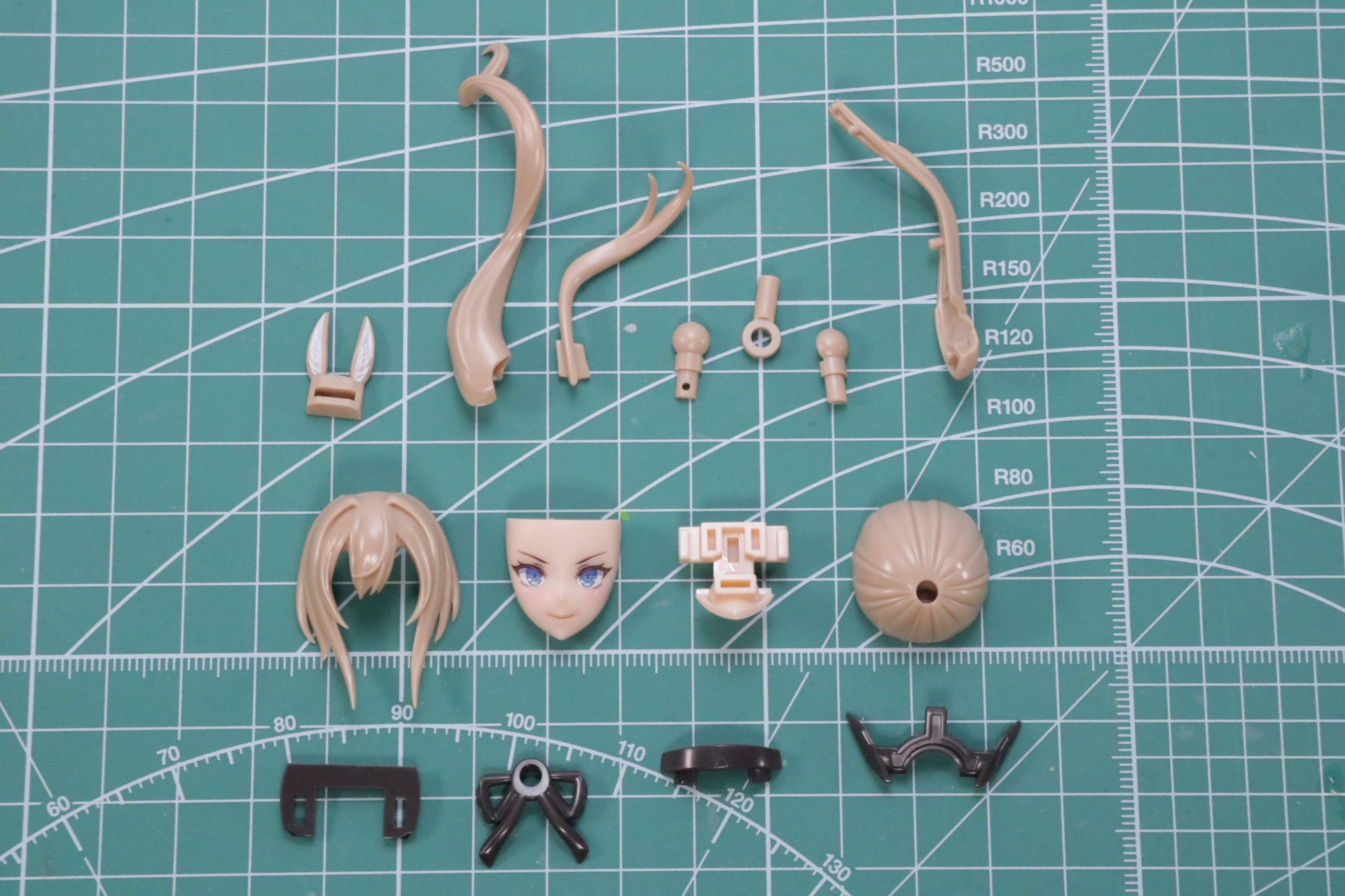 頭部は細かくパーツ分けされている。ポニーテールも髪の流れを表現するため3つのパーツで構成されている