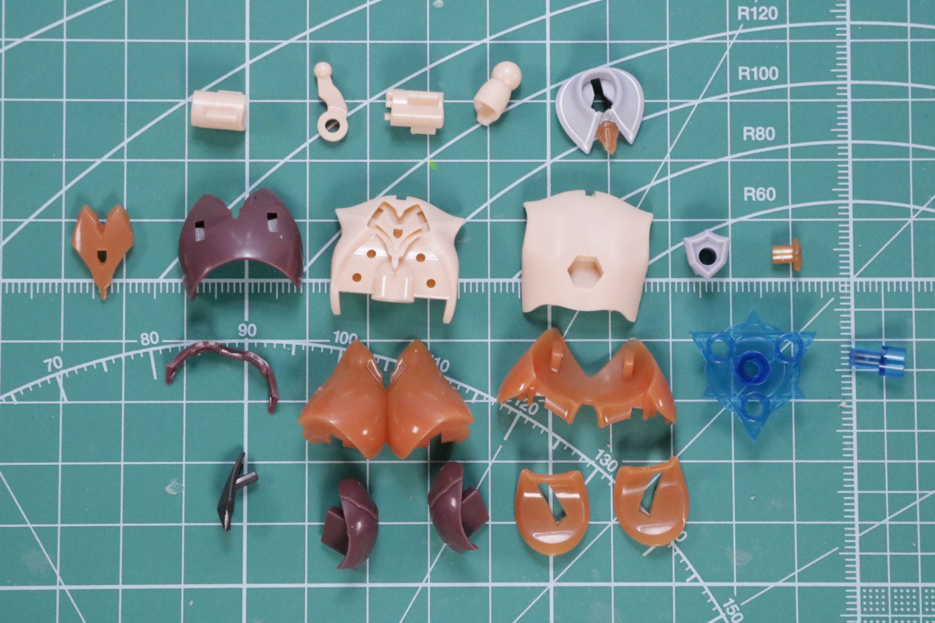 胸部パーツは肩や首の可動が仕込まれている。また、バスト部分もパーツ分割で色分け、サイズ感を出している