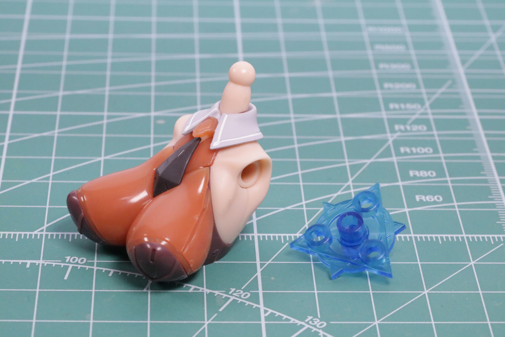 胸部パーツは肩や首の可動が仕込まれている。また、バスト部分もパーツ分割で色分け、サイズ感を出している