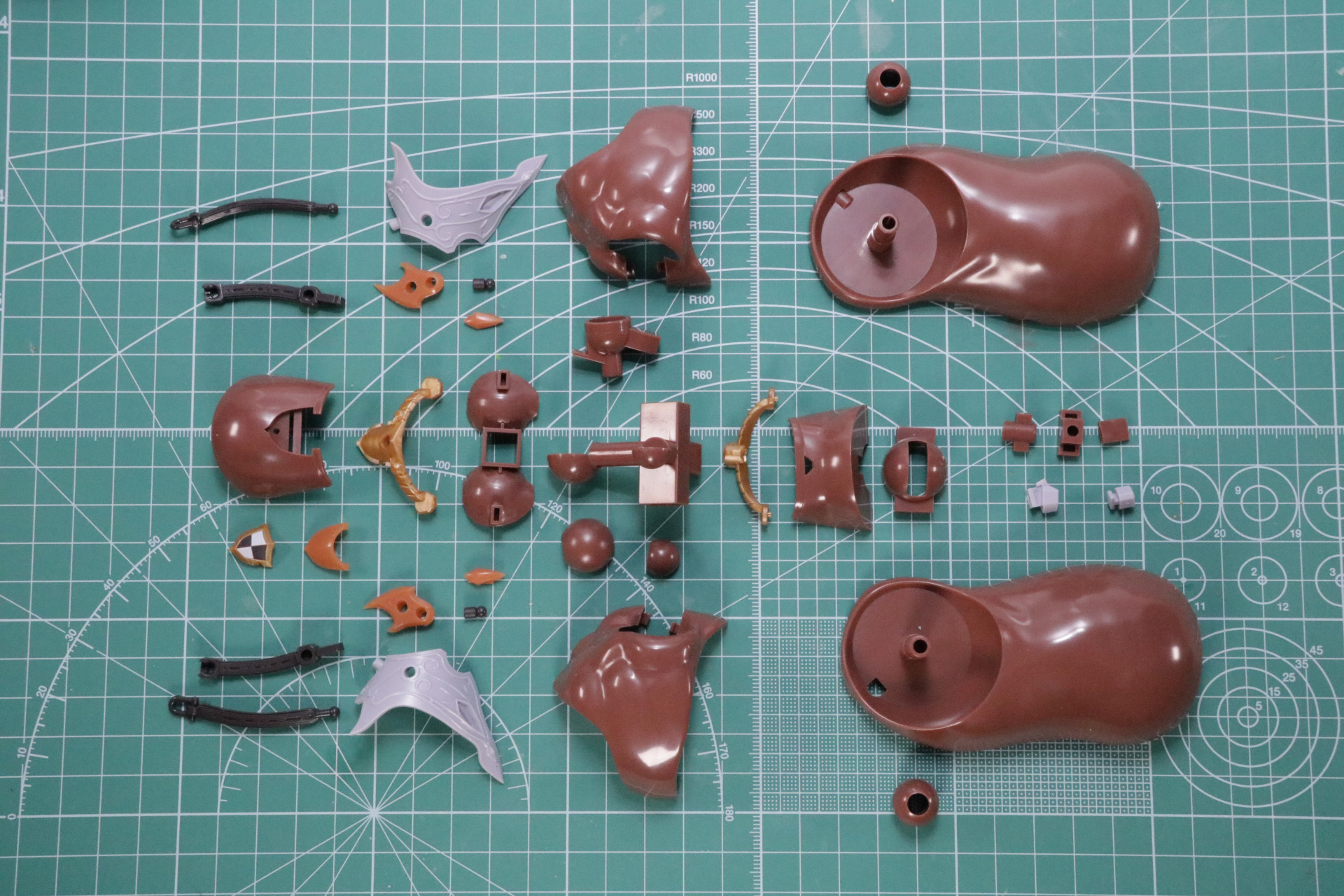 ボリュームのあるサイズ感にしっかりとした可動を備えている。また、背中や尾部にハードポイントも仕込まれており、カスタム要素も