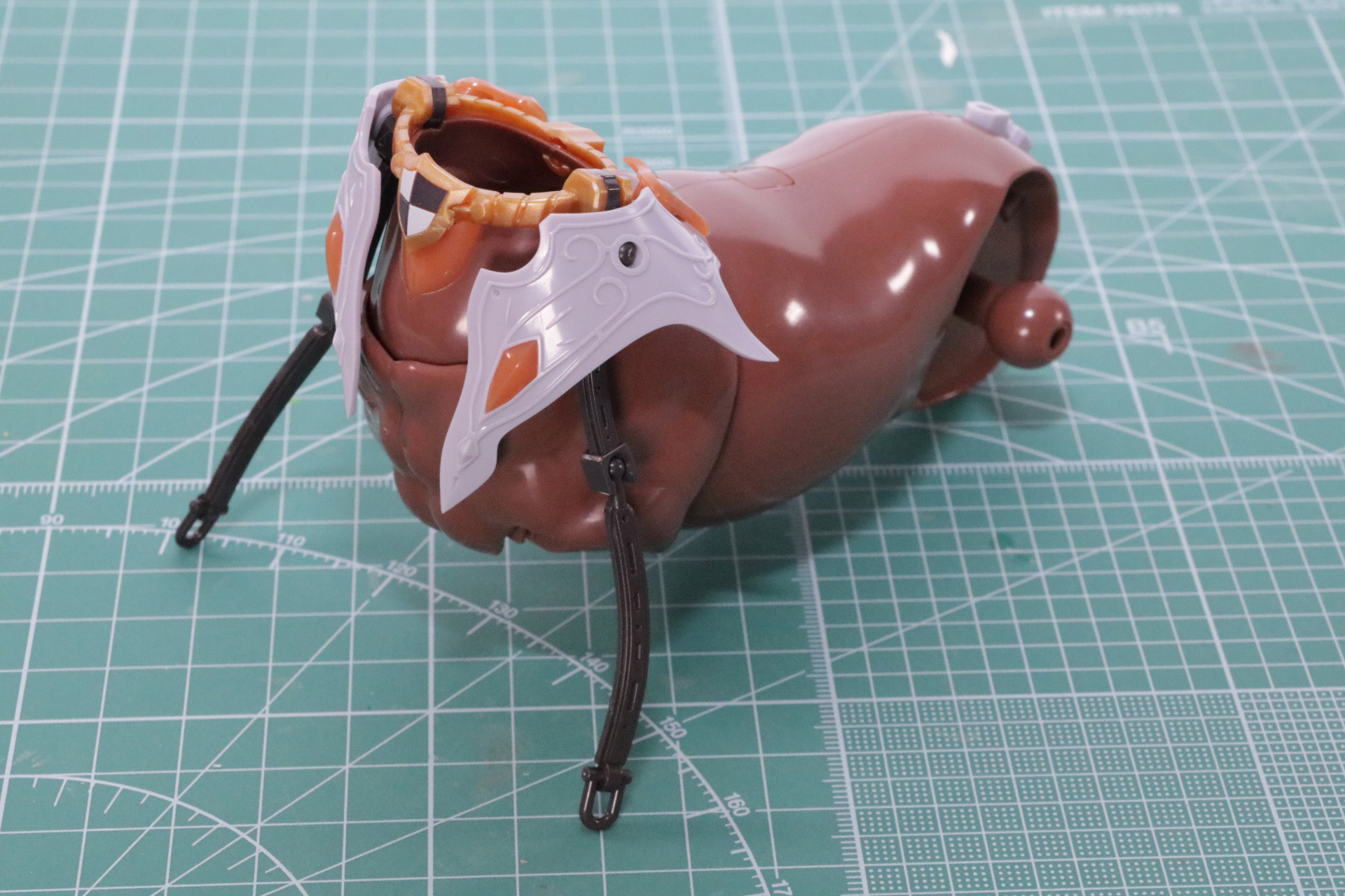 ボリュームのあるサイズ感にしっかりとした可動を備えている。また、背中や尾部にハードポイントも仕込まれており、カスタム要素も