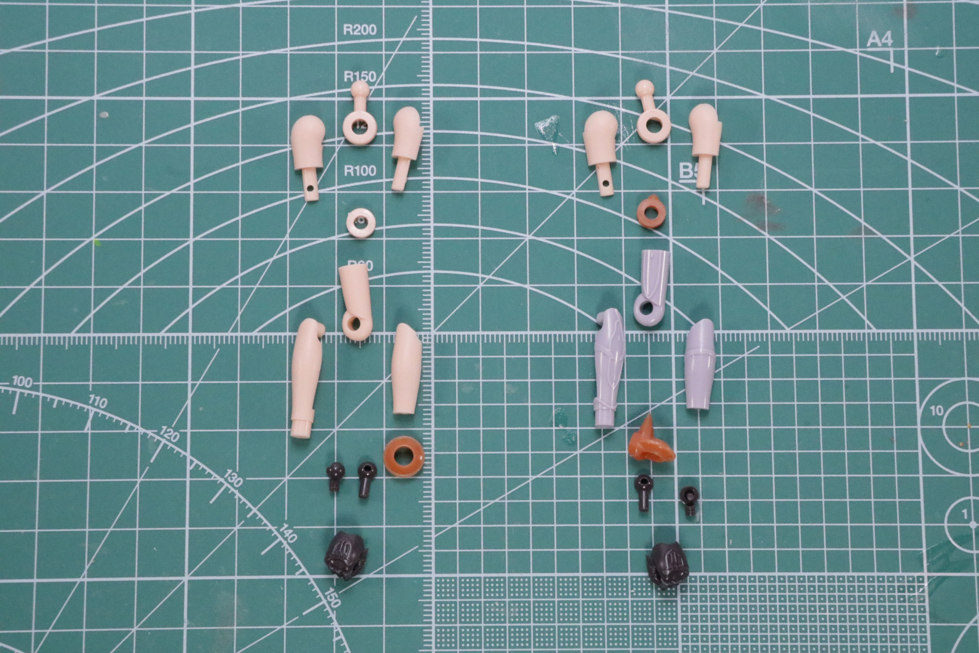 左右で異なる表現が採用されている