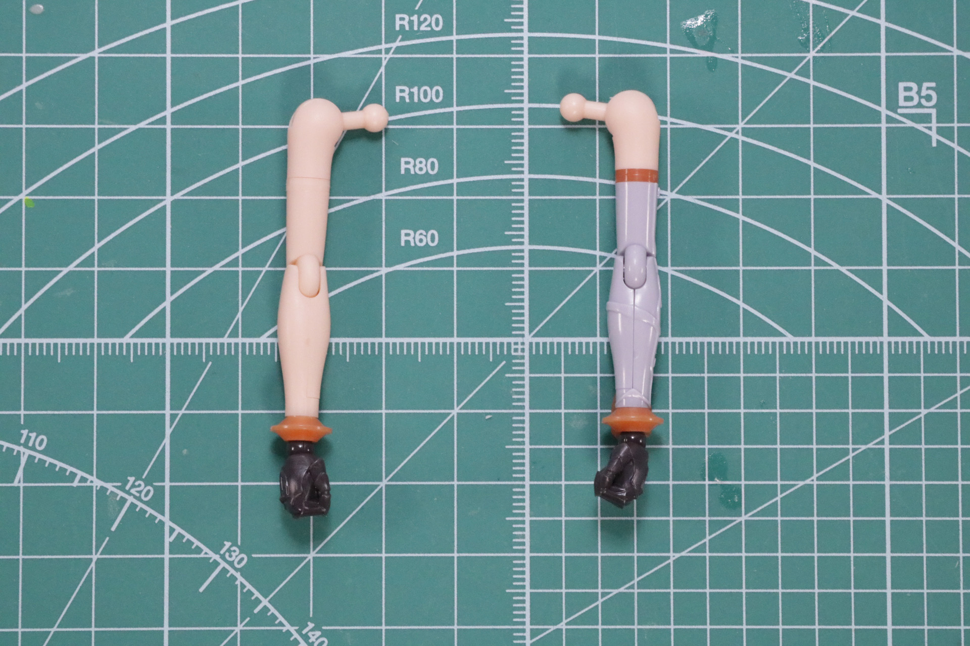 左右で異なる表現が採用されている