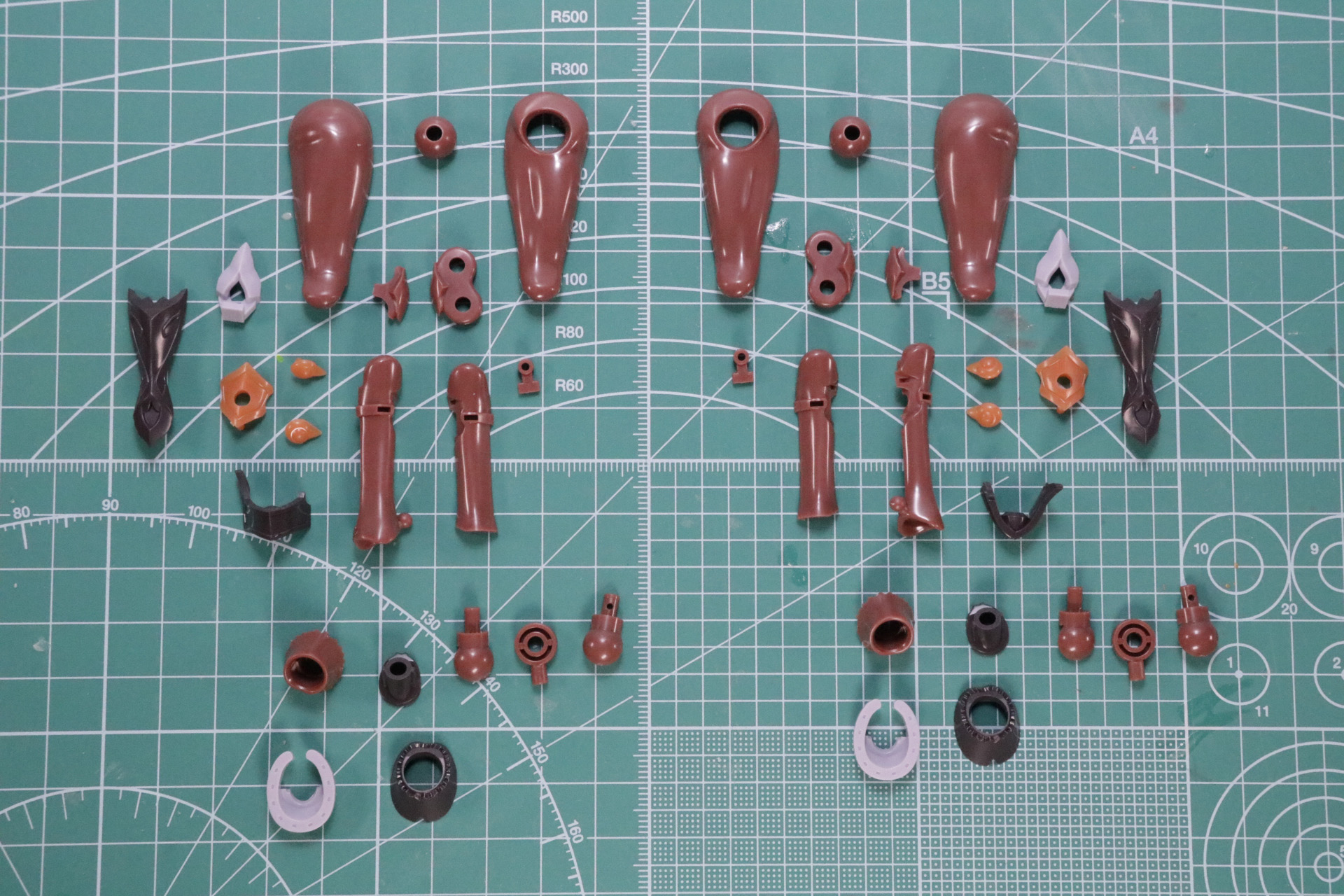 細かいパーツ分けで‟馬”の可動を再現。蹄部分は積層で色分け