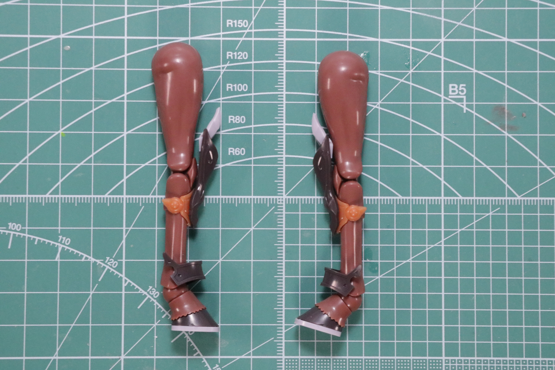 細かいパーツ分けで‟馬”の可動を再現。蹄部分は積層で色分け