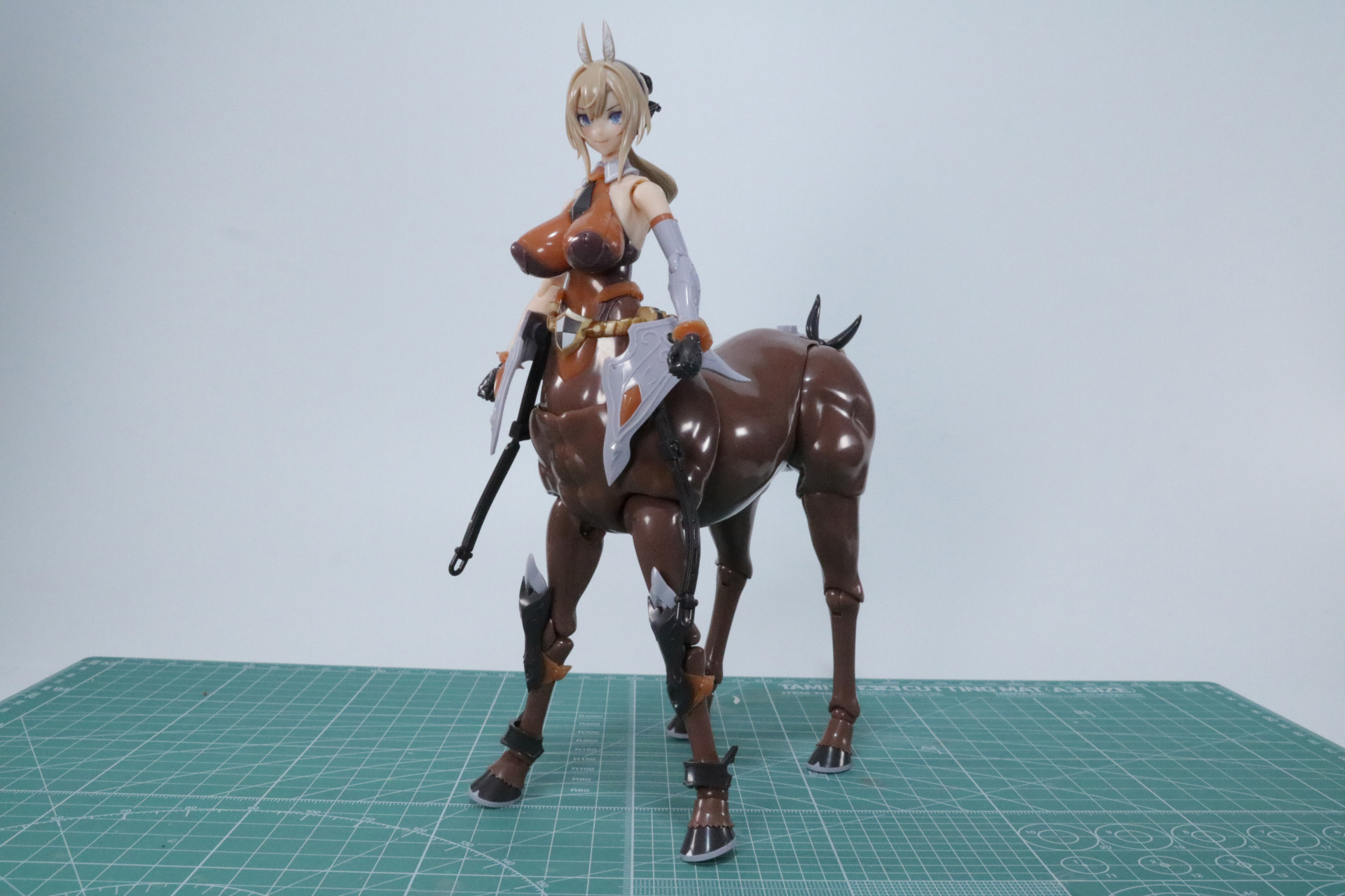 全高約182mmの高身長で、小顔なのもあり頭身も高い。馬体の全長は約110mmでノーマルモードでかなりのボリュームとなっている