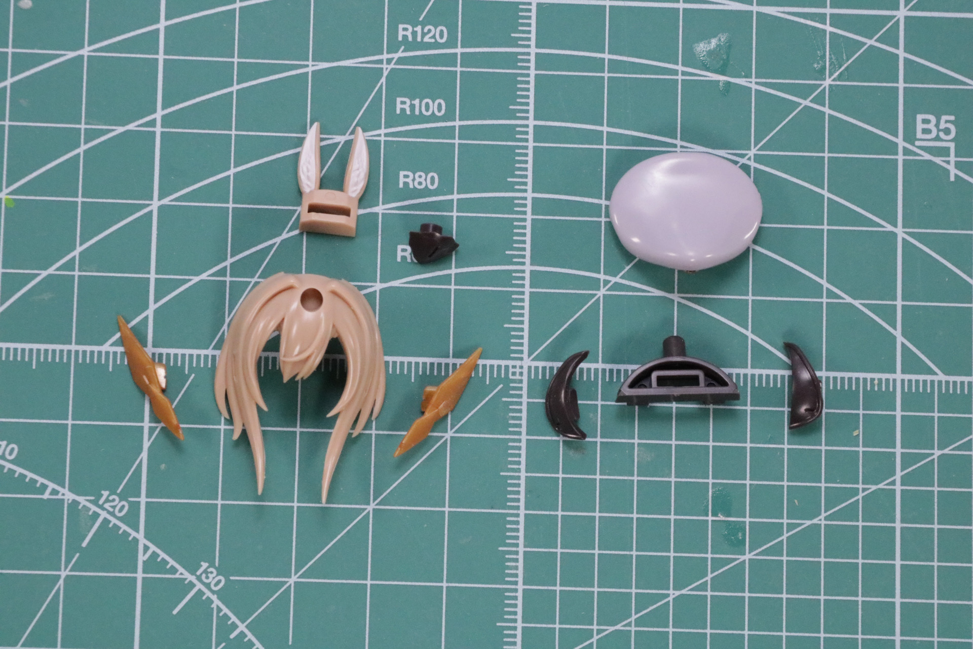 前髪パーツと帽子パーツを組み立て