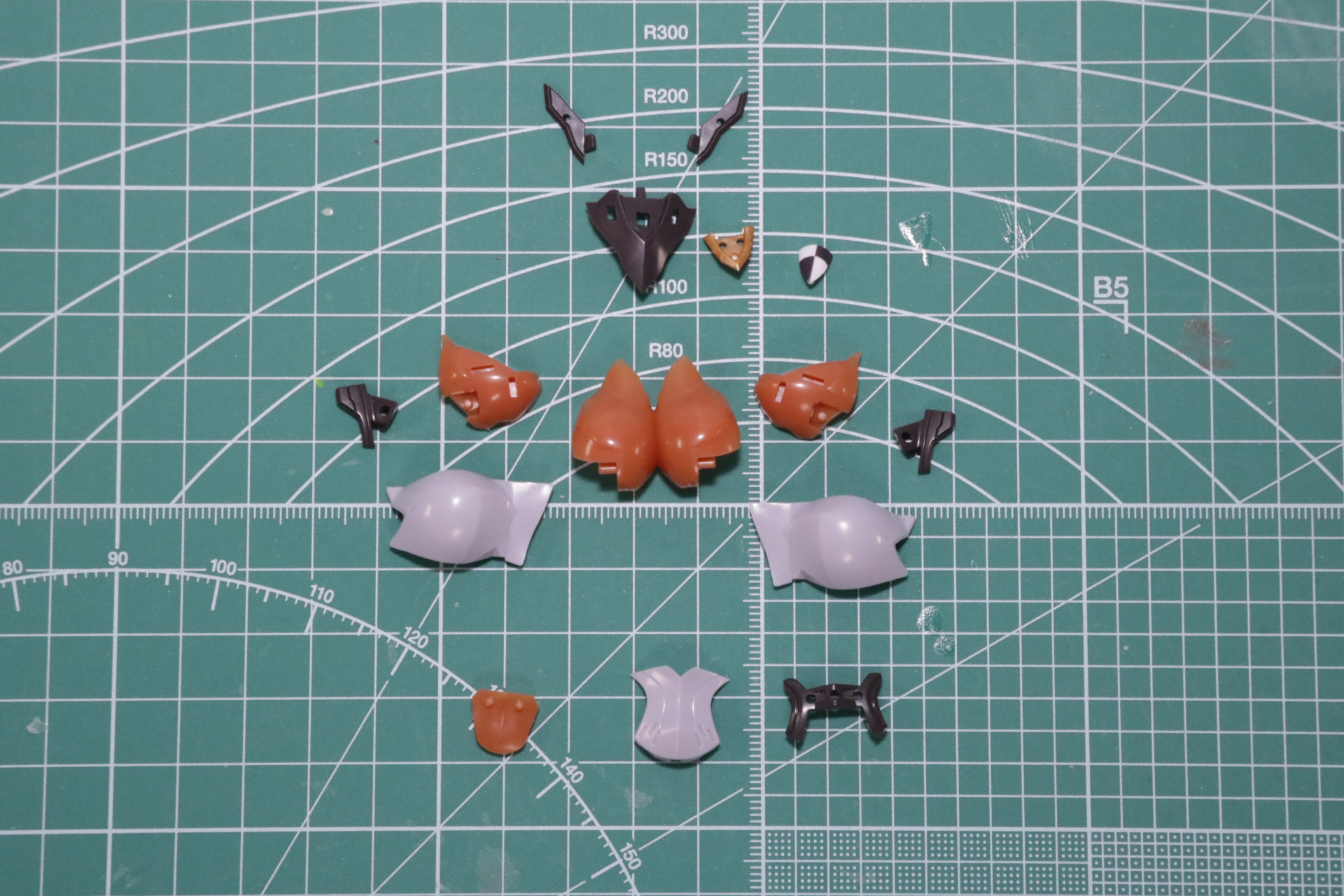 胸元のエンブレム、バスト、腹部のパーツを組み立て