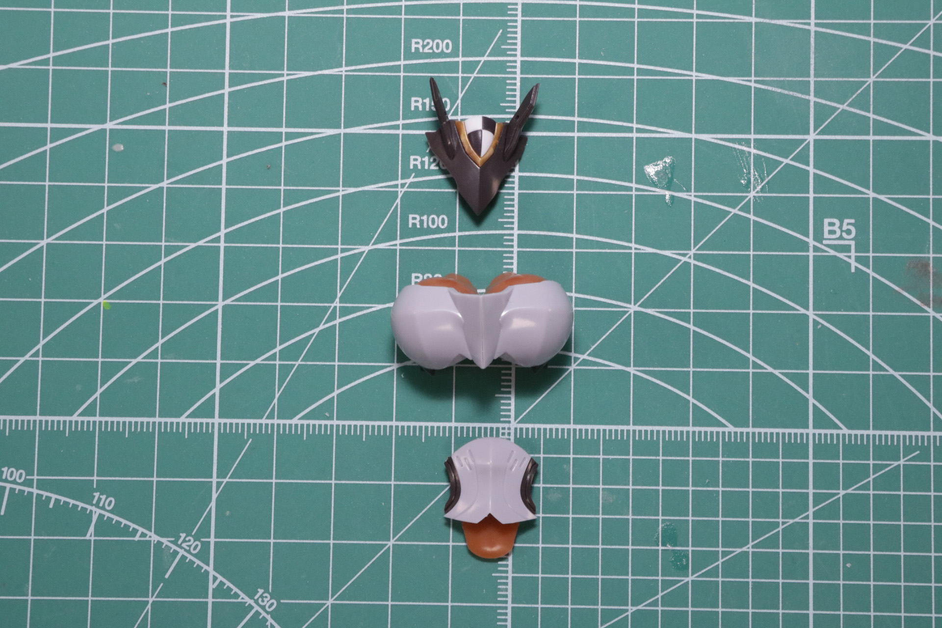 胸元のエンブレム、バスト、腹部のパーツを組み立て