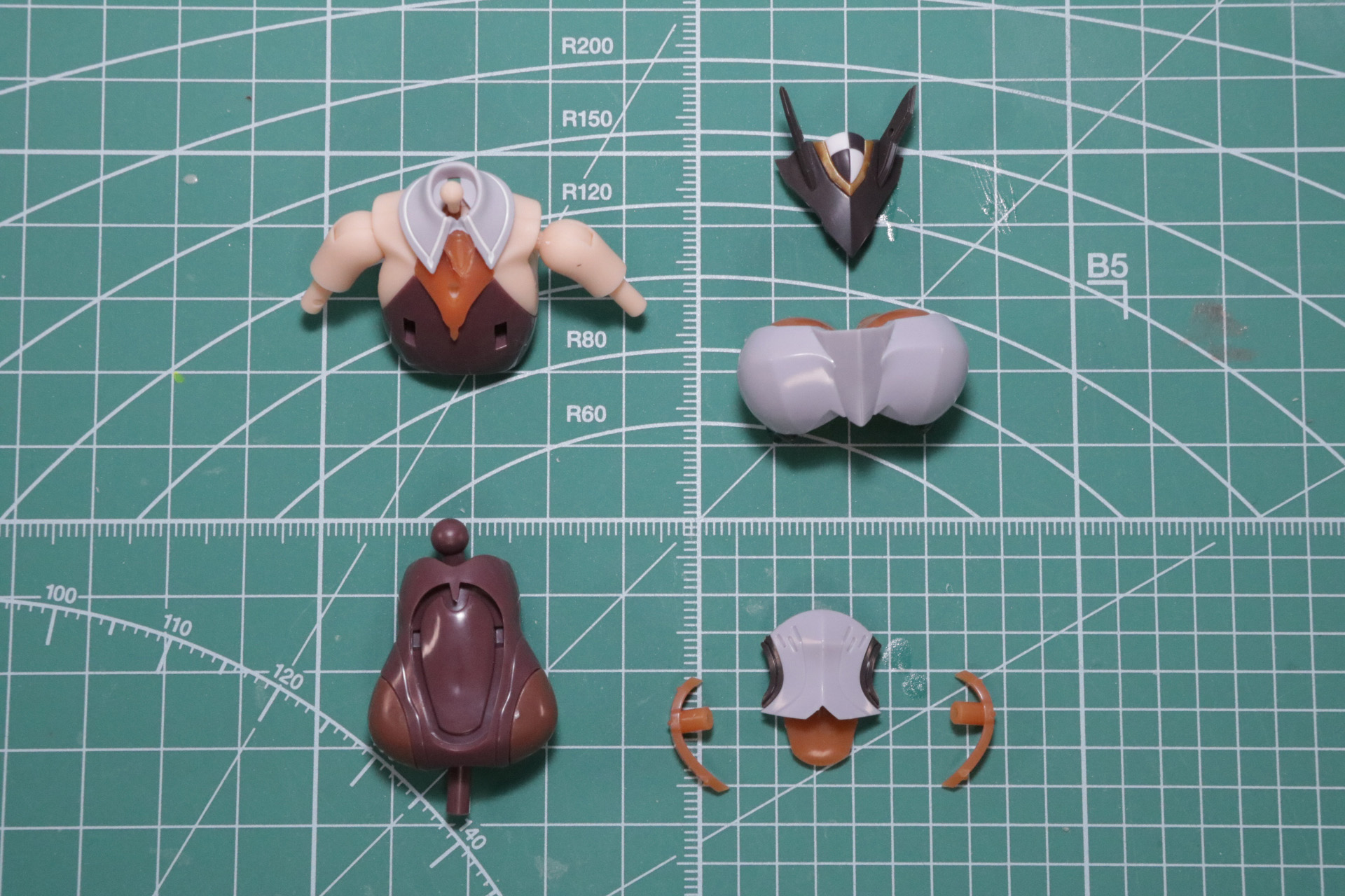 少ないパーツの差し替えで鎧を纏った重厚感あるデザインに変化