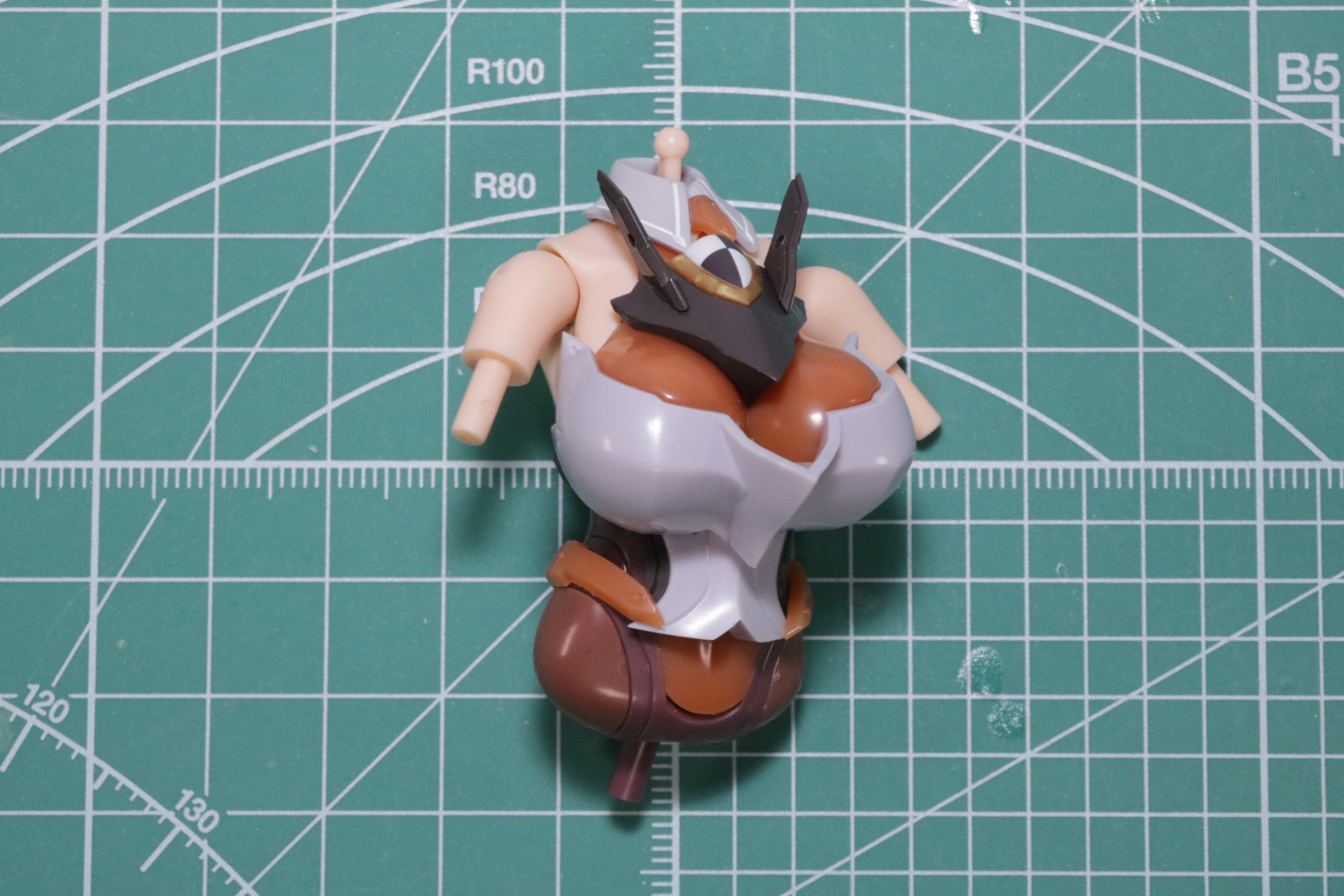 少ないパーツの差し替えで鎧を纏った重厚感あるデザインに変化