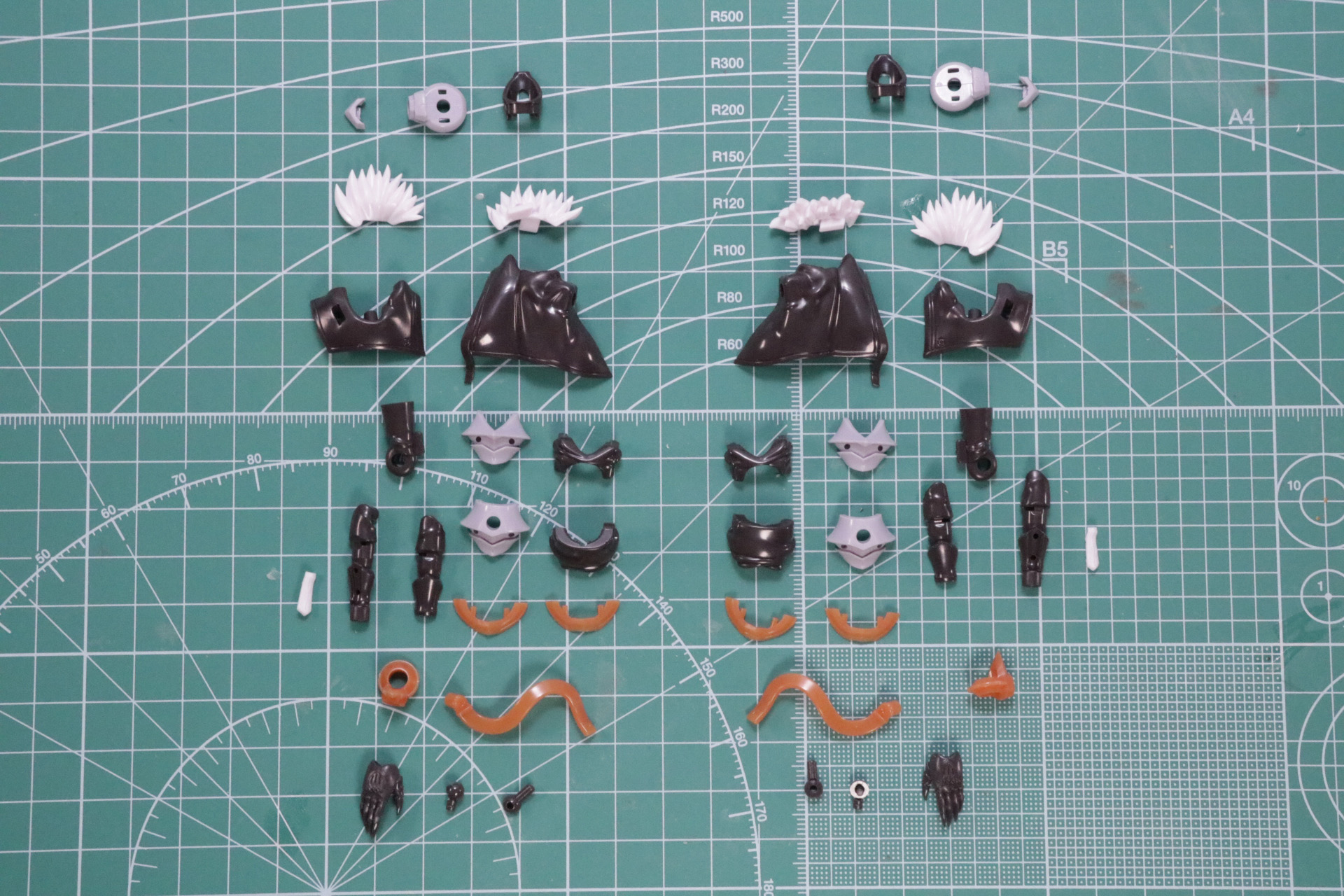 細かいパーツで密度のある腕部を構成