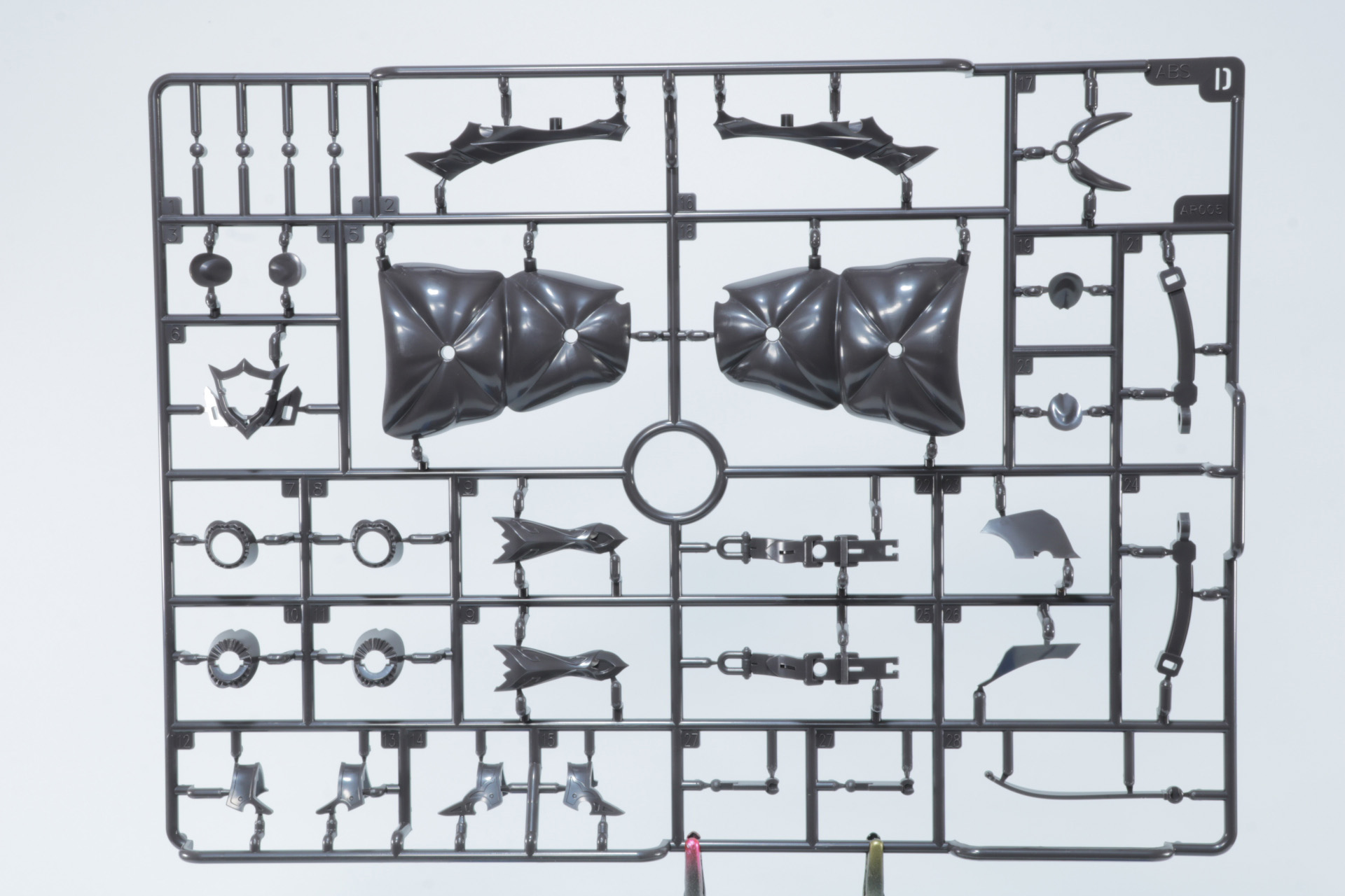 Dパーツ。サイドアーマーやベルトパーツなどが確認できる