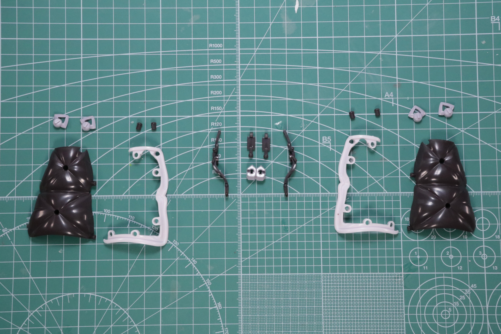 サイドアーマーとベルトパーツ