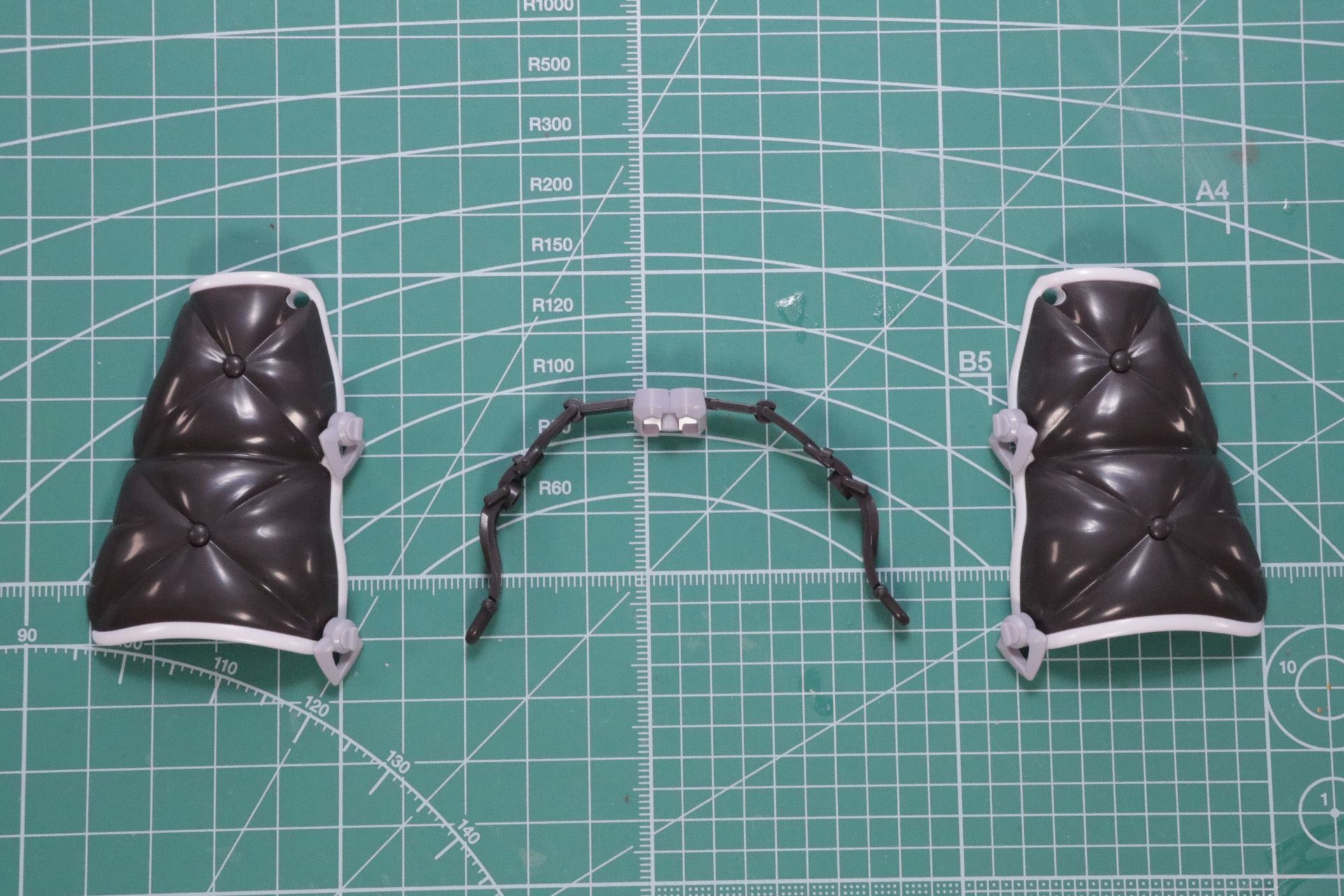 サイドアーマーとベルトパーツ