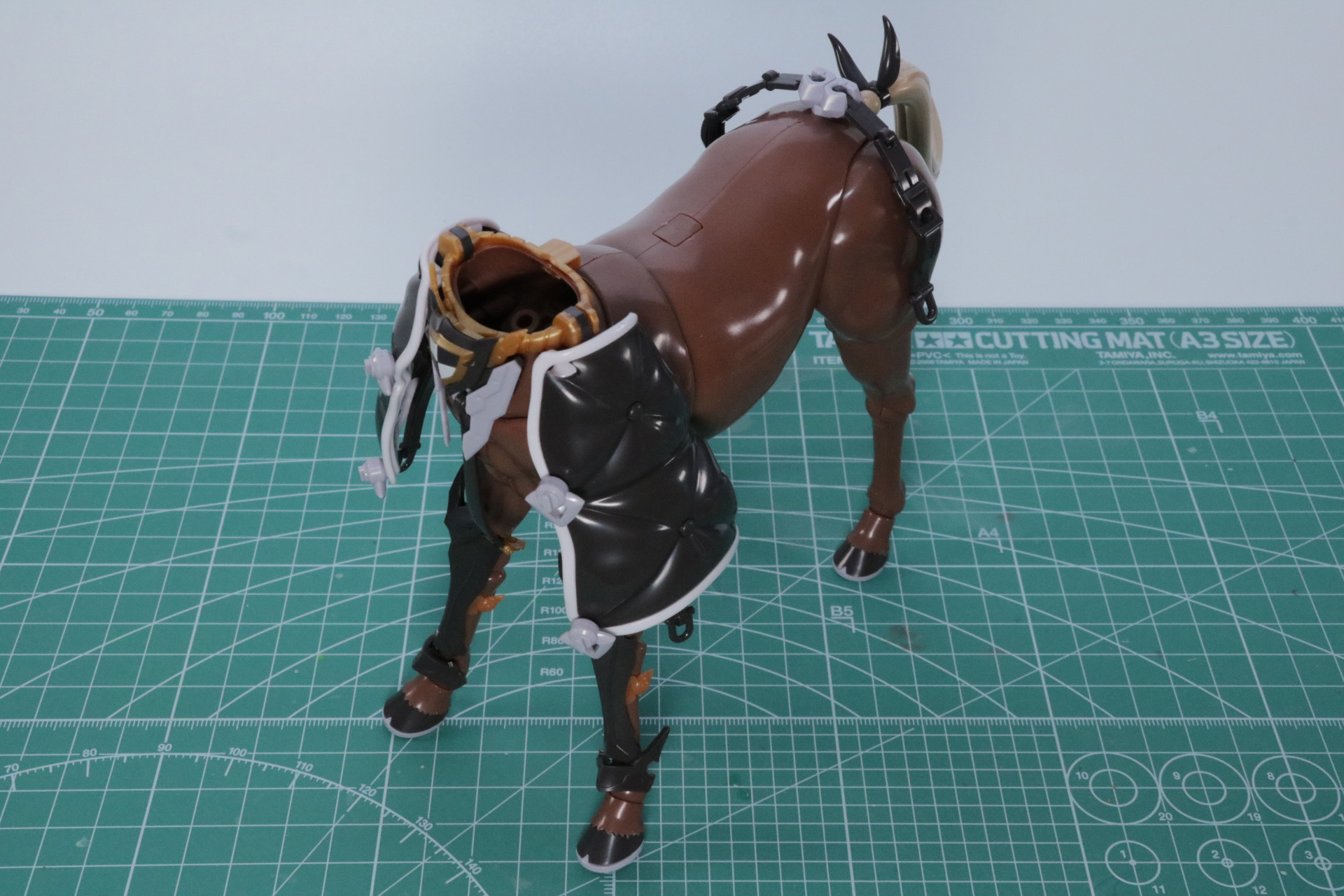 厚みのあるサイドアーマーと尾部にベルトが付く