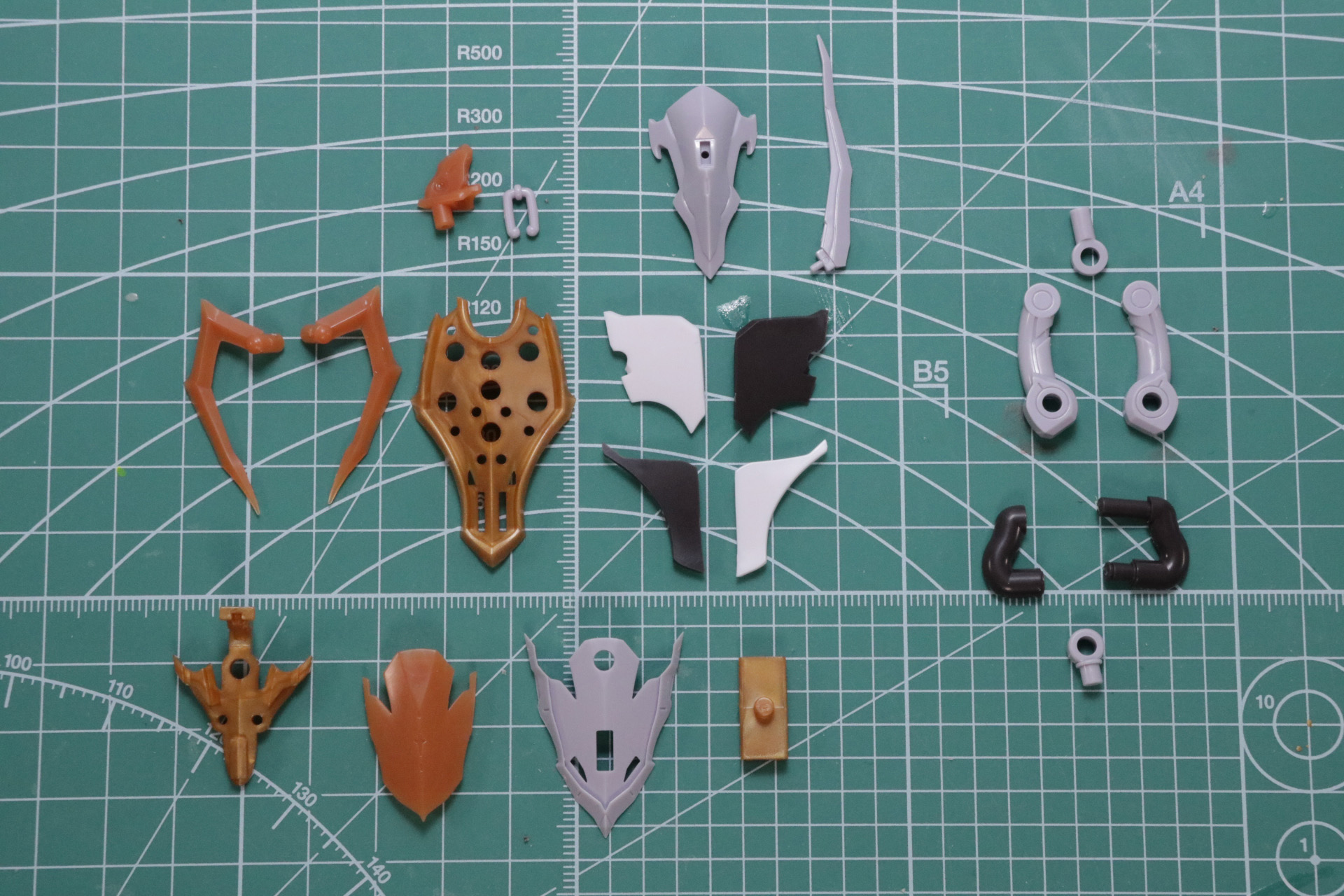 シールドとアームパーツを組み立て